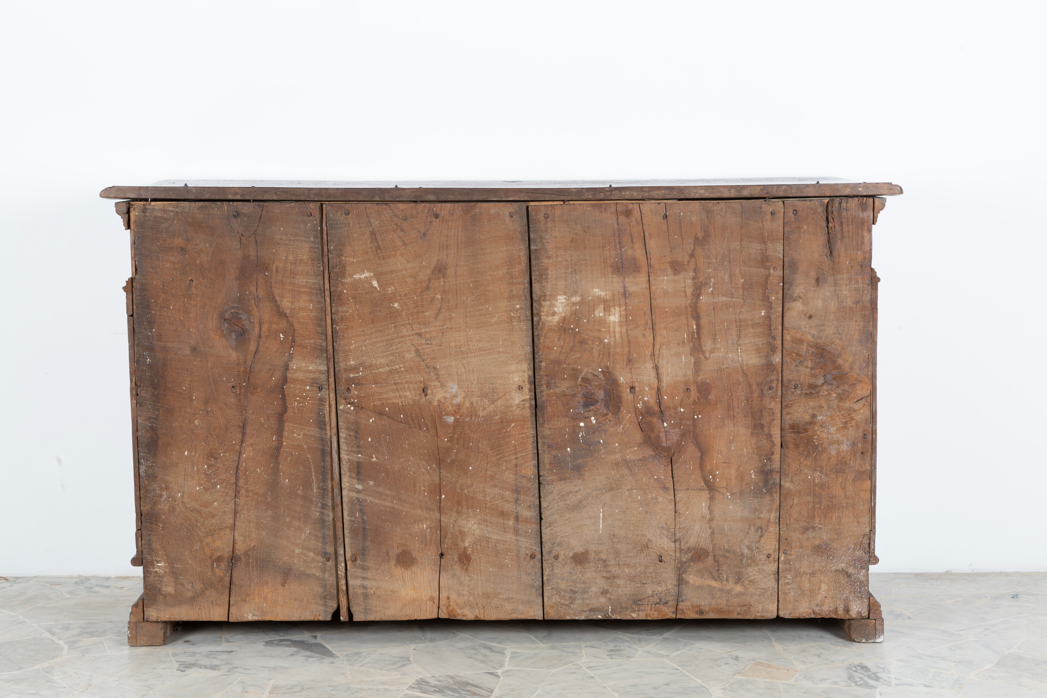 Credenza in noce, due sportelli con piano apribile (Toscana, XVII secolo)