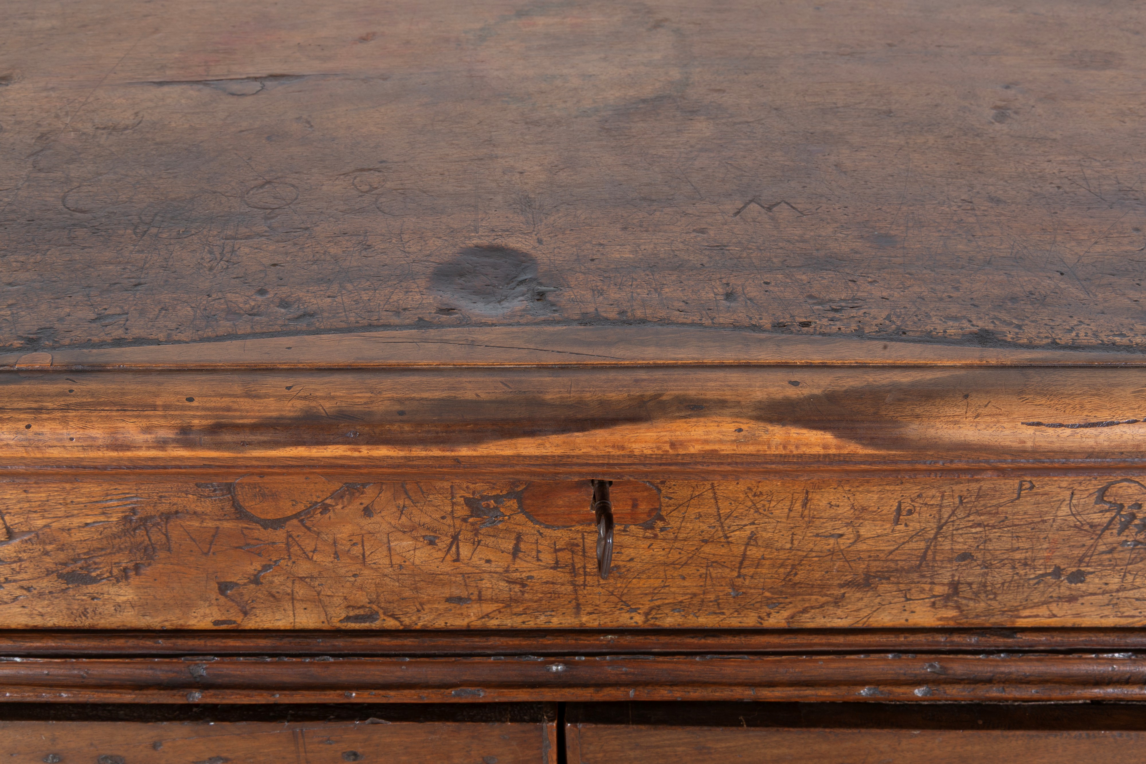 Credenza in noce, due sportelli con piano apribile (Toscana, XVII secolo)
