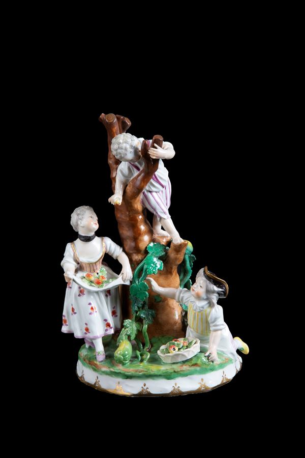 Gruppo in porcellana "LA RACCOLTA DELLE MELE"