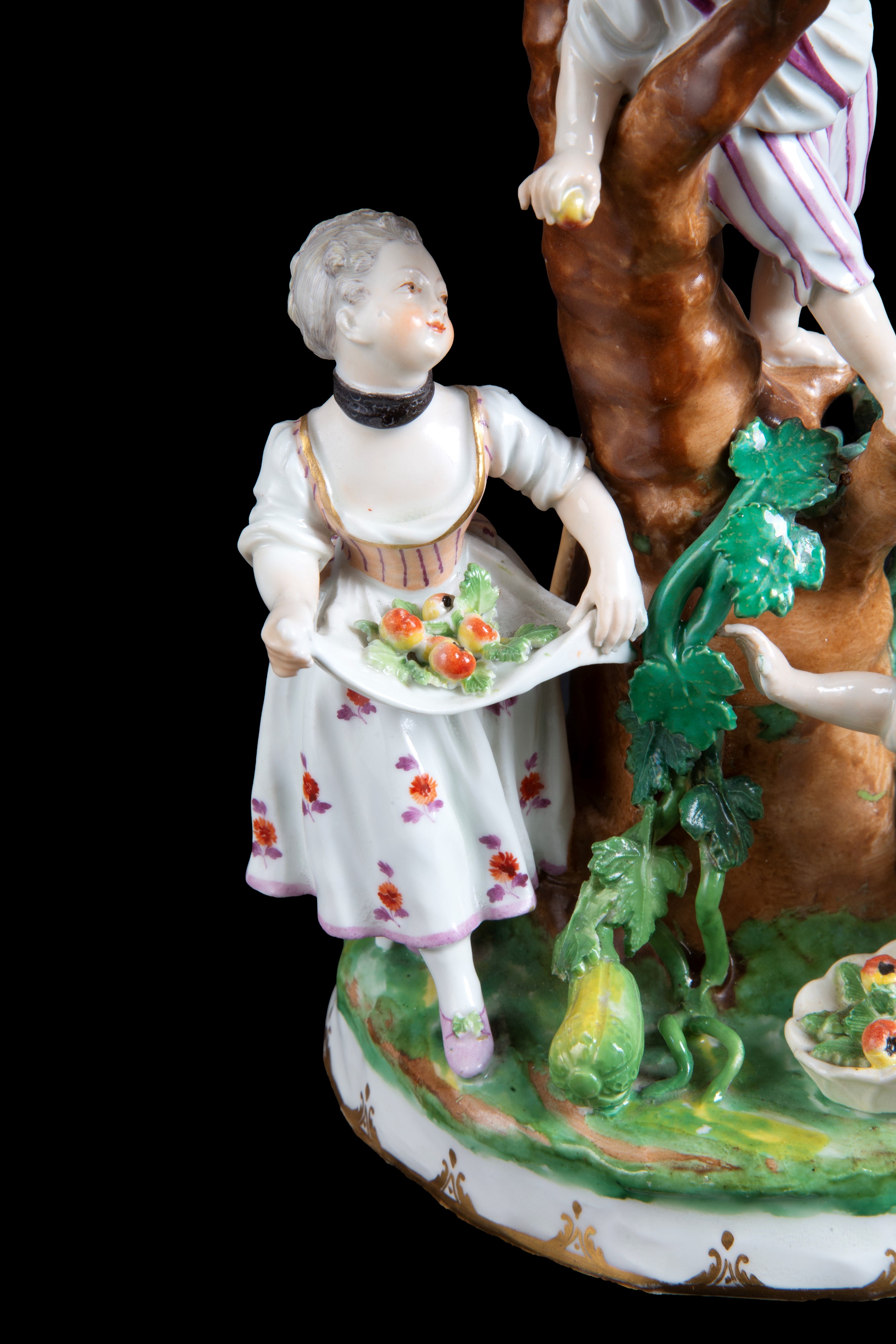 Gruppo in porcellana "LA RACCOLTA DELLE MELE"