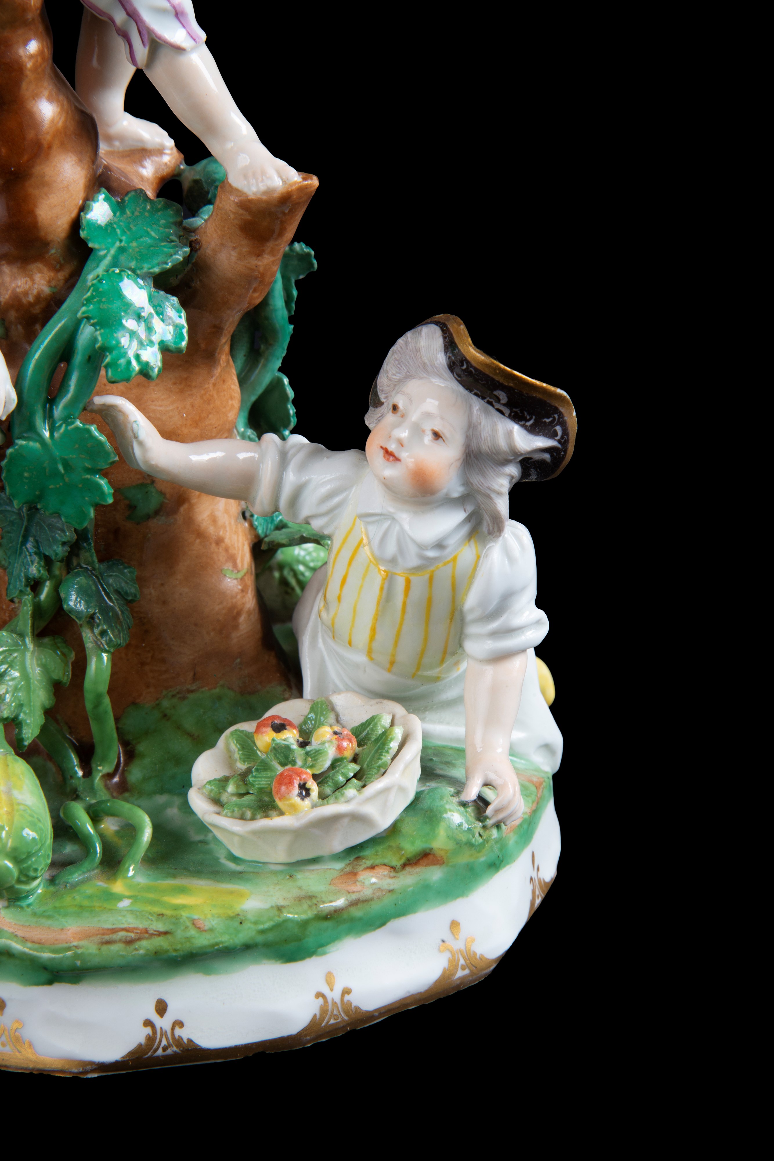 Gruppo in porcellana "LA RACCOLTA DELLE MELE"
