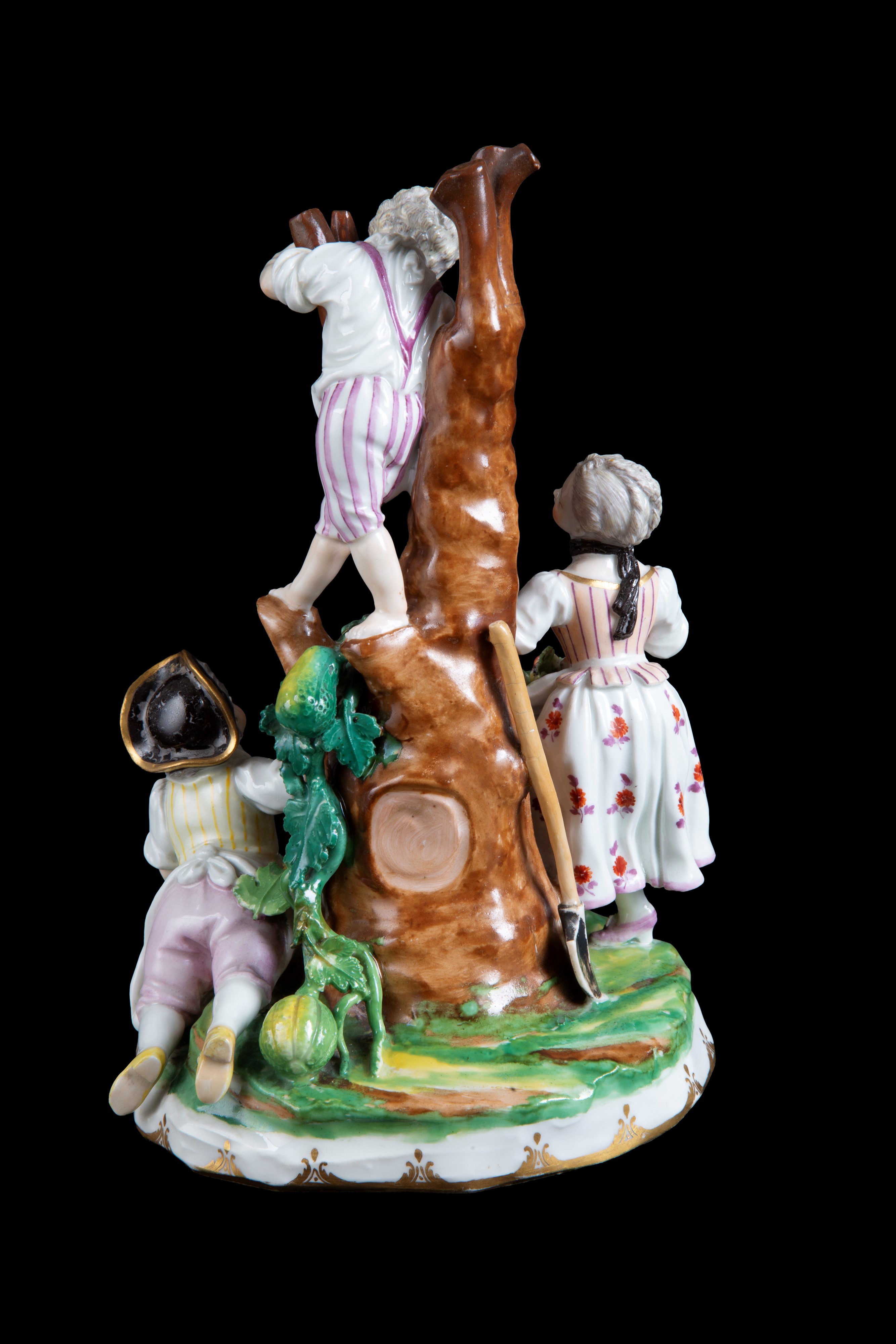 Gruppo in porcellana "LA RACCOLTA DELLE MELE"