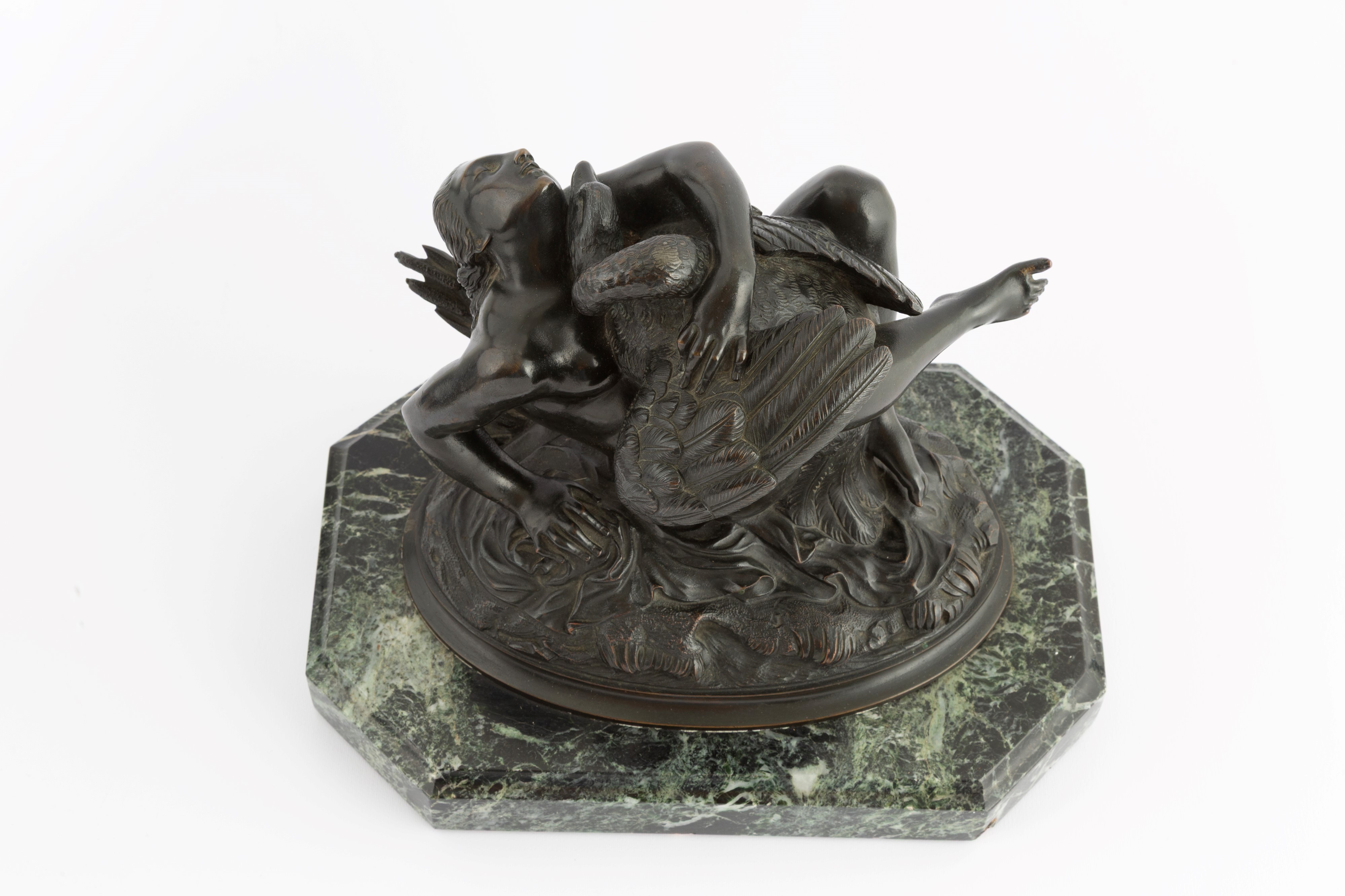 Scultore del XIX secolo, Leda e il Cigno, scultura in bronzo con base in marmo verde Alpi