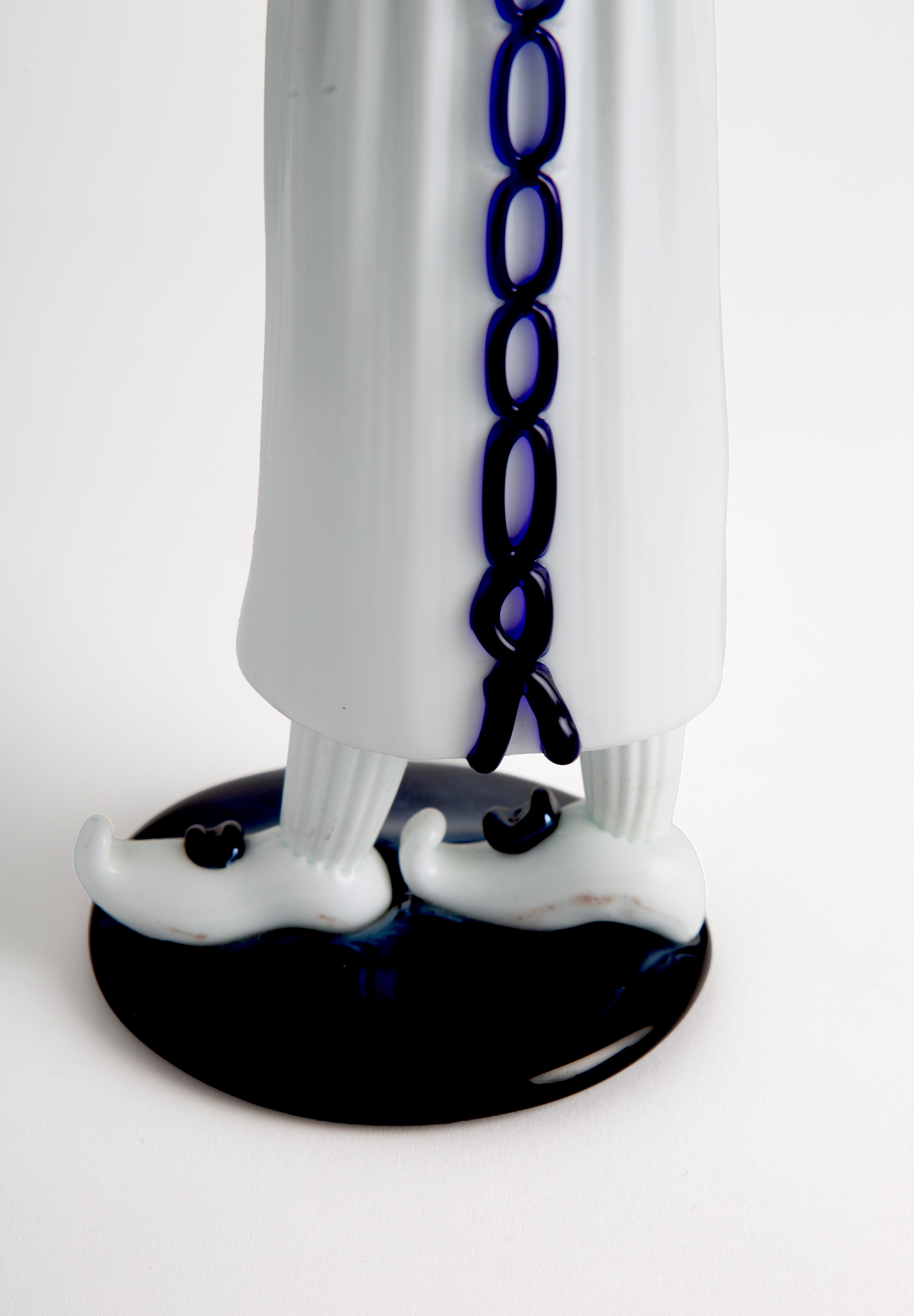 Fulvio Bianconi - Figurina "PEPPE NAPPA", vetro lattimo con finiture in vetro nero, blu e rosso