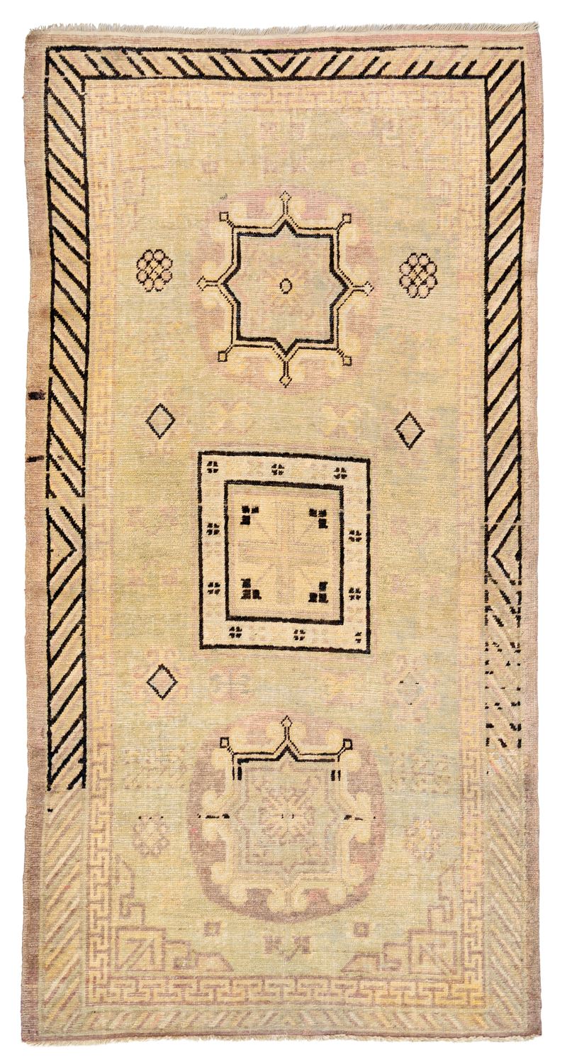 Tappeto Khotan, Turkestan Orientale, Inizio XX secolo, 234x120 cm