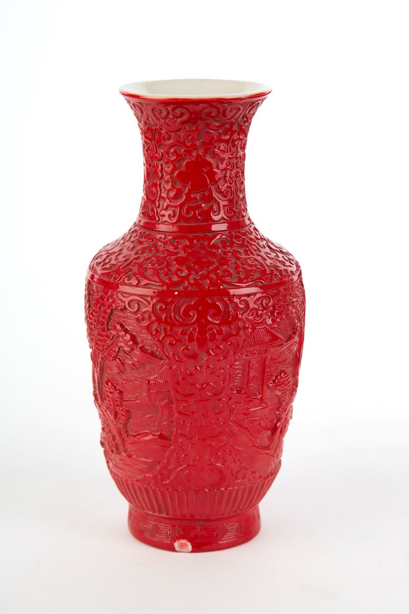 Vaso in porcellana con lacca rossa