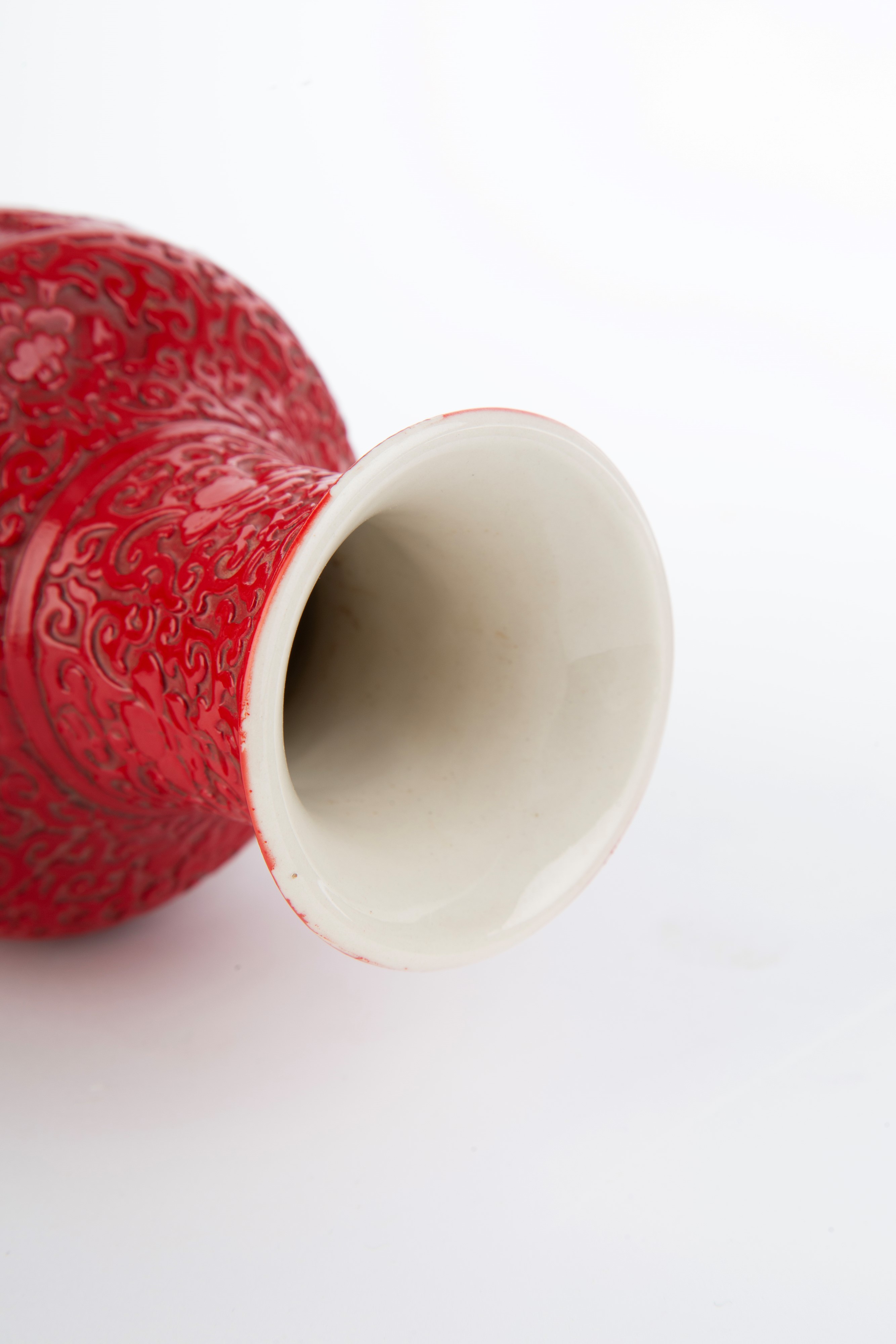 Vaso in porcellana con lacca rossa