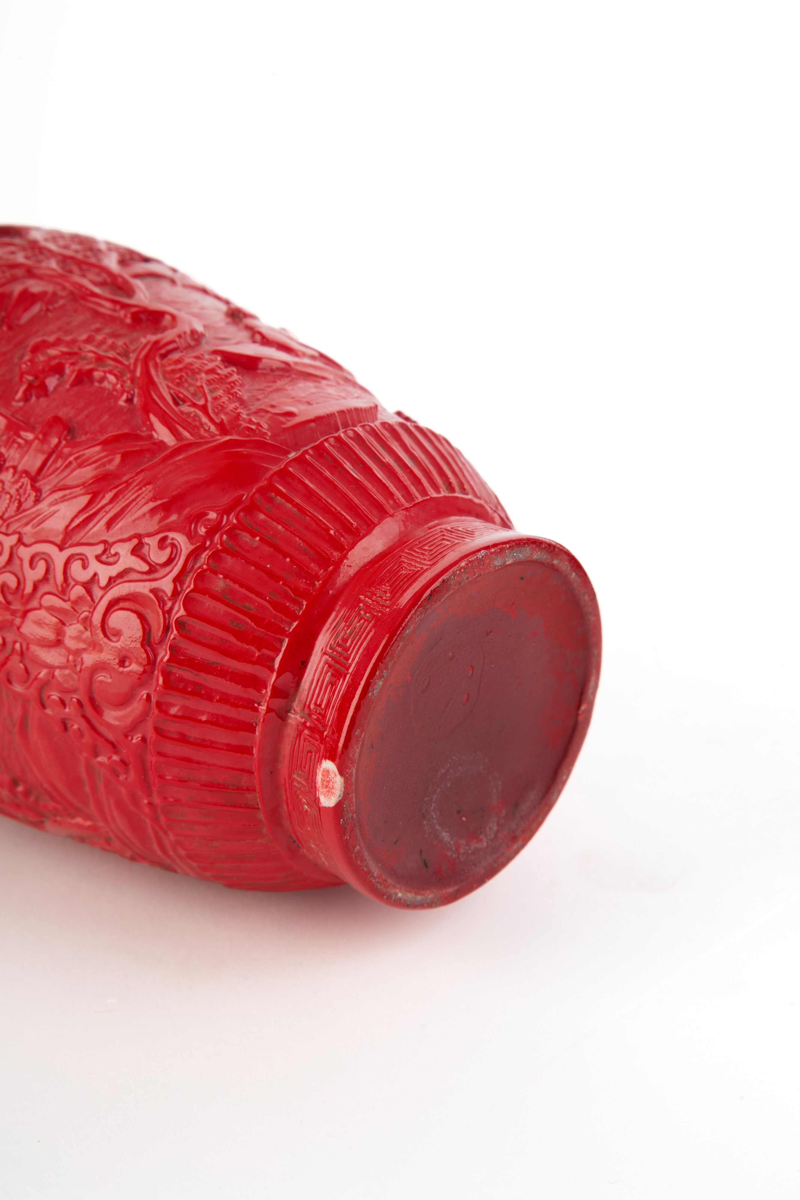 Vaso in porcellana con lacca rossa