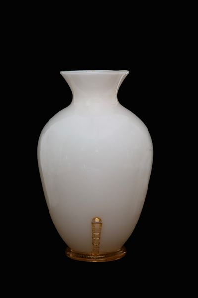 Zecchin e Martinuzzi, Vaso in vetro lattimo, altezza 28 cm