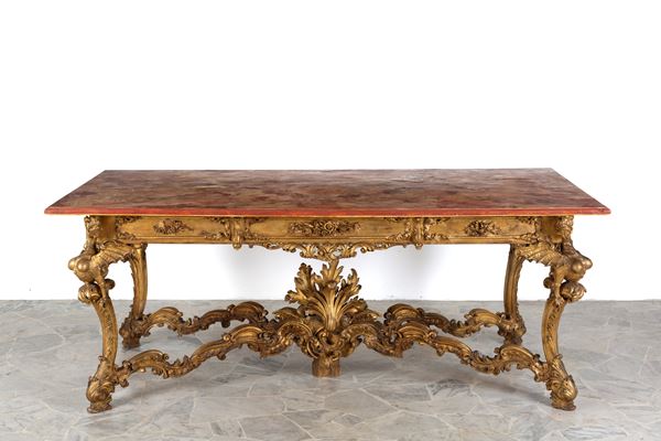 Tavolo in legno dorato