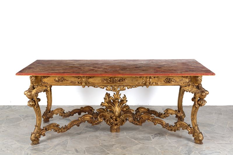 Tavolo in legno dorato