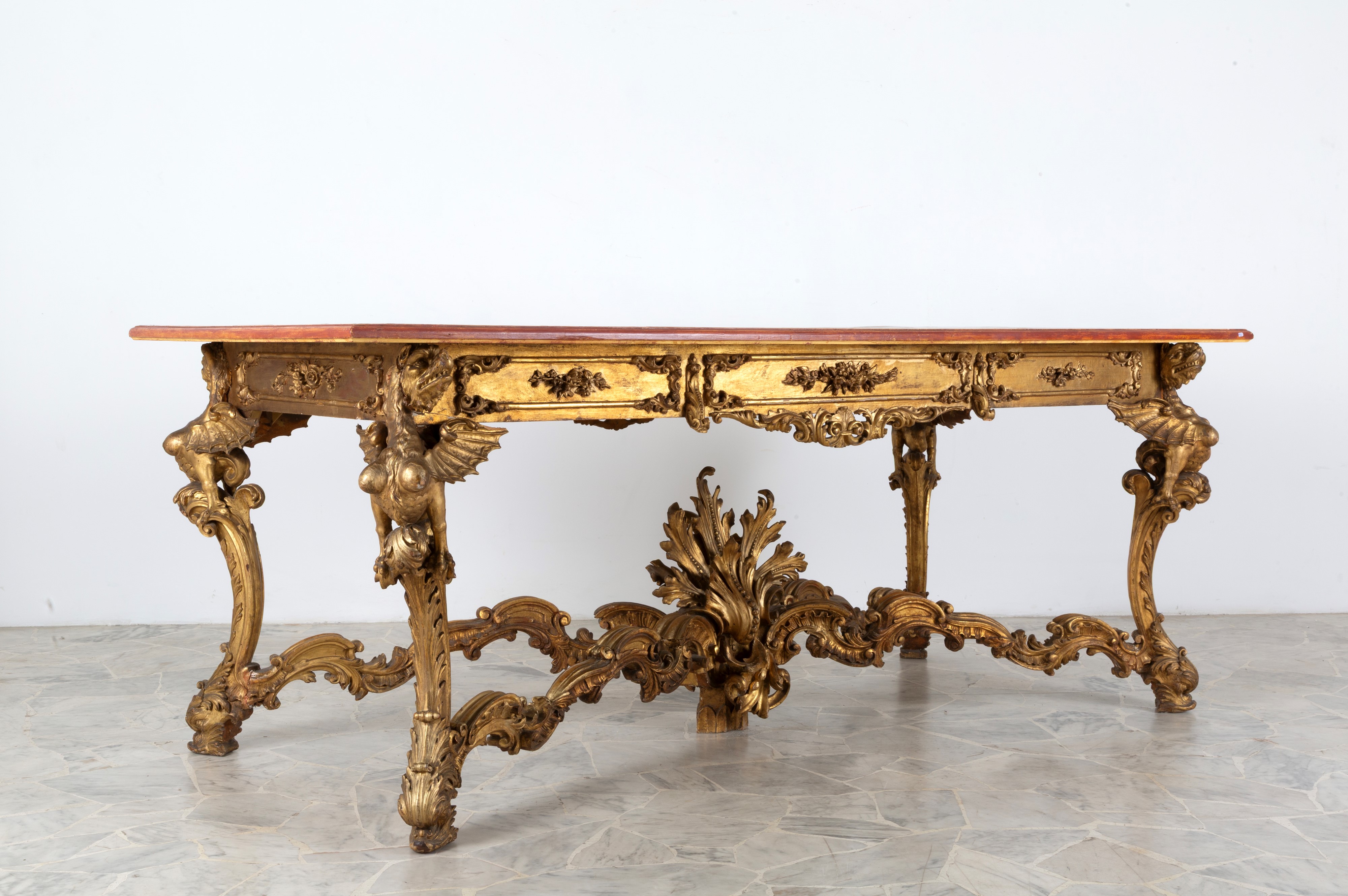 Tavolo in legno dorato