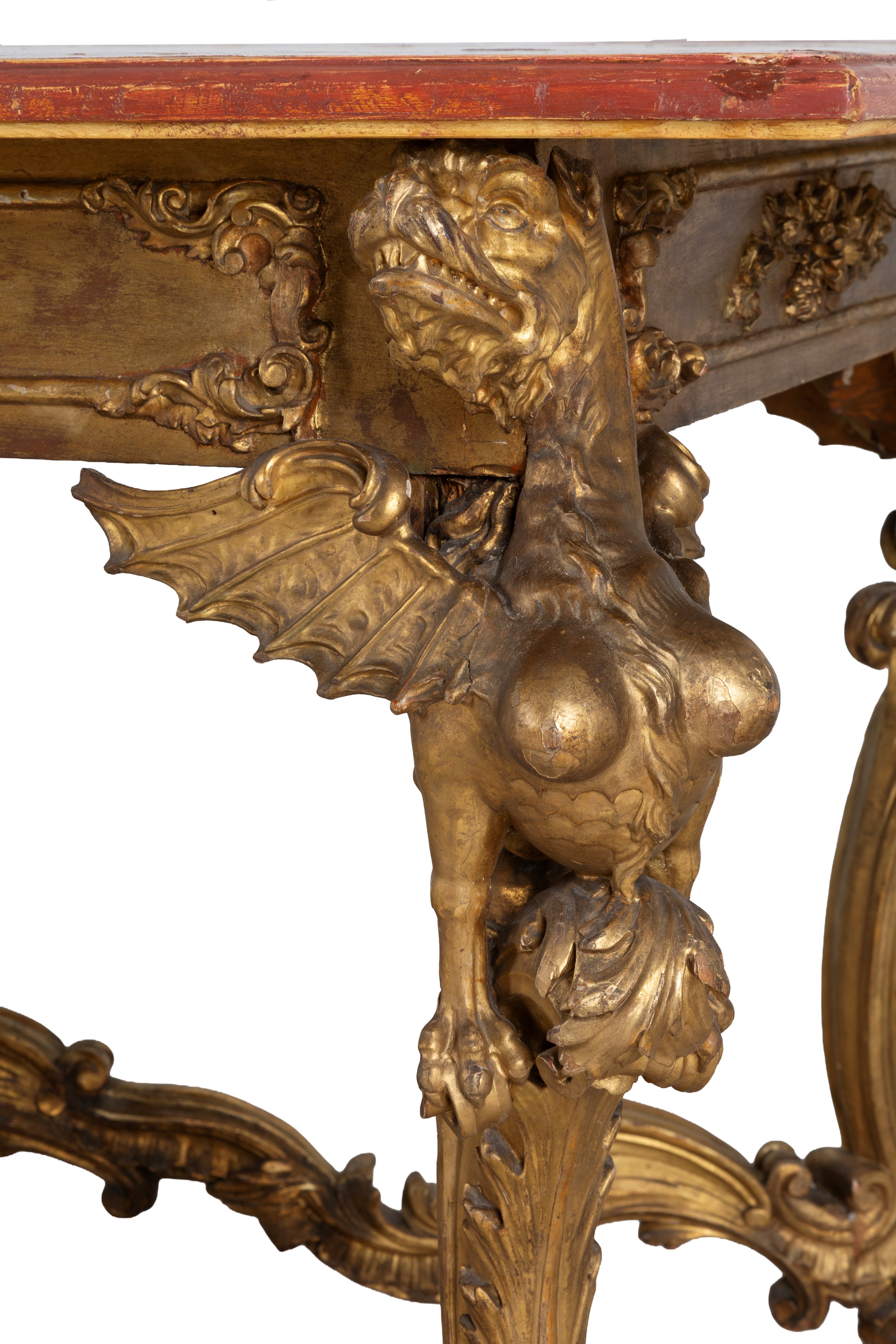 Tavolo in legno dorato