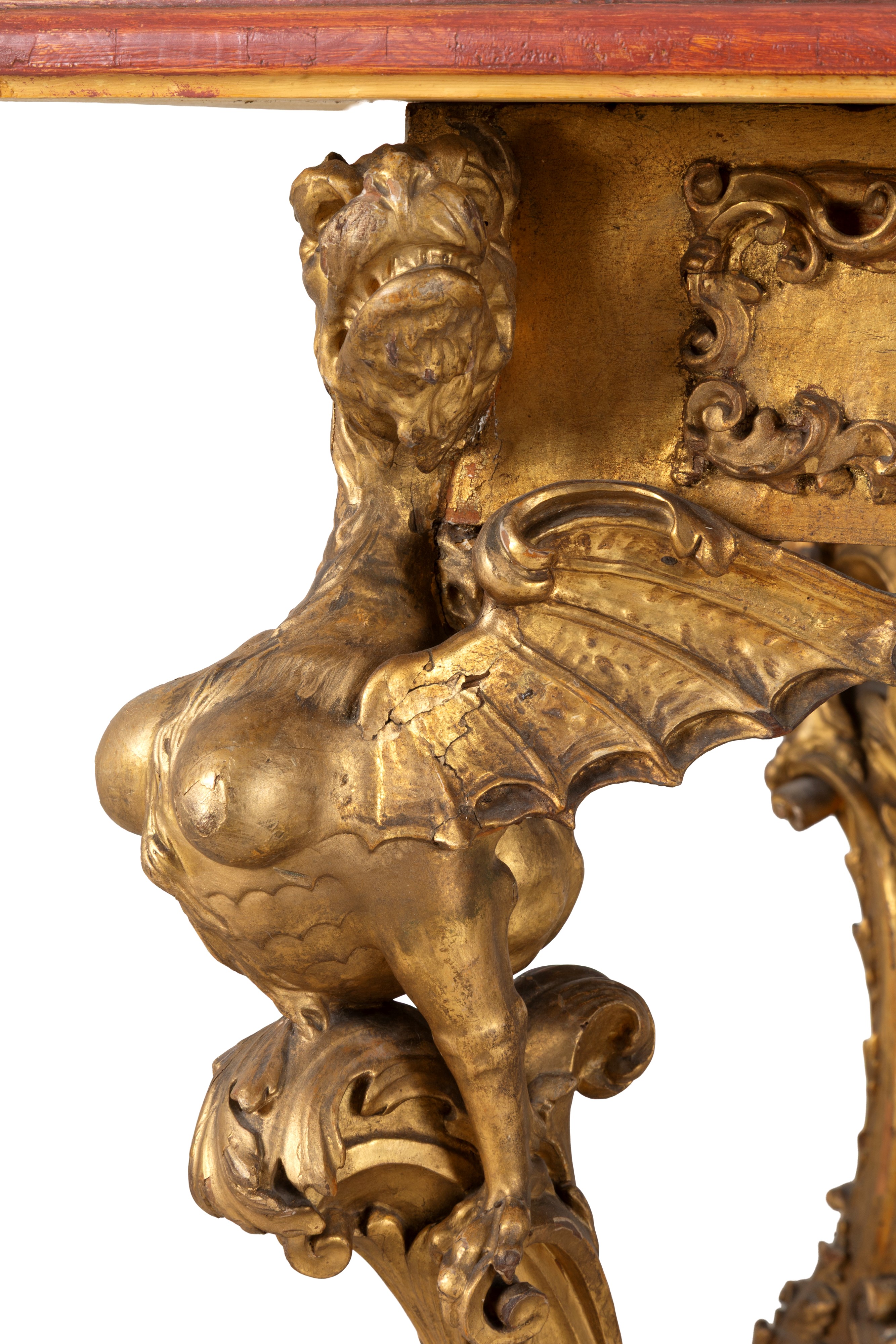 Tavolo in legno dorato