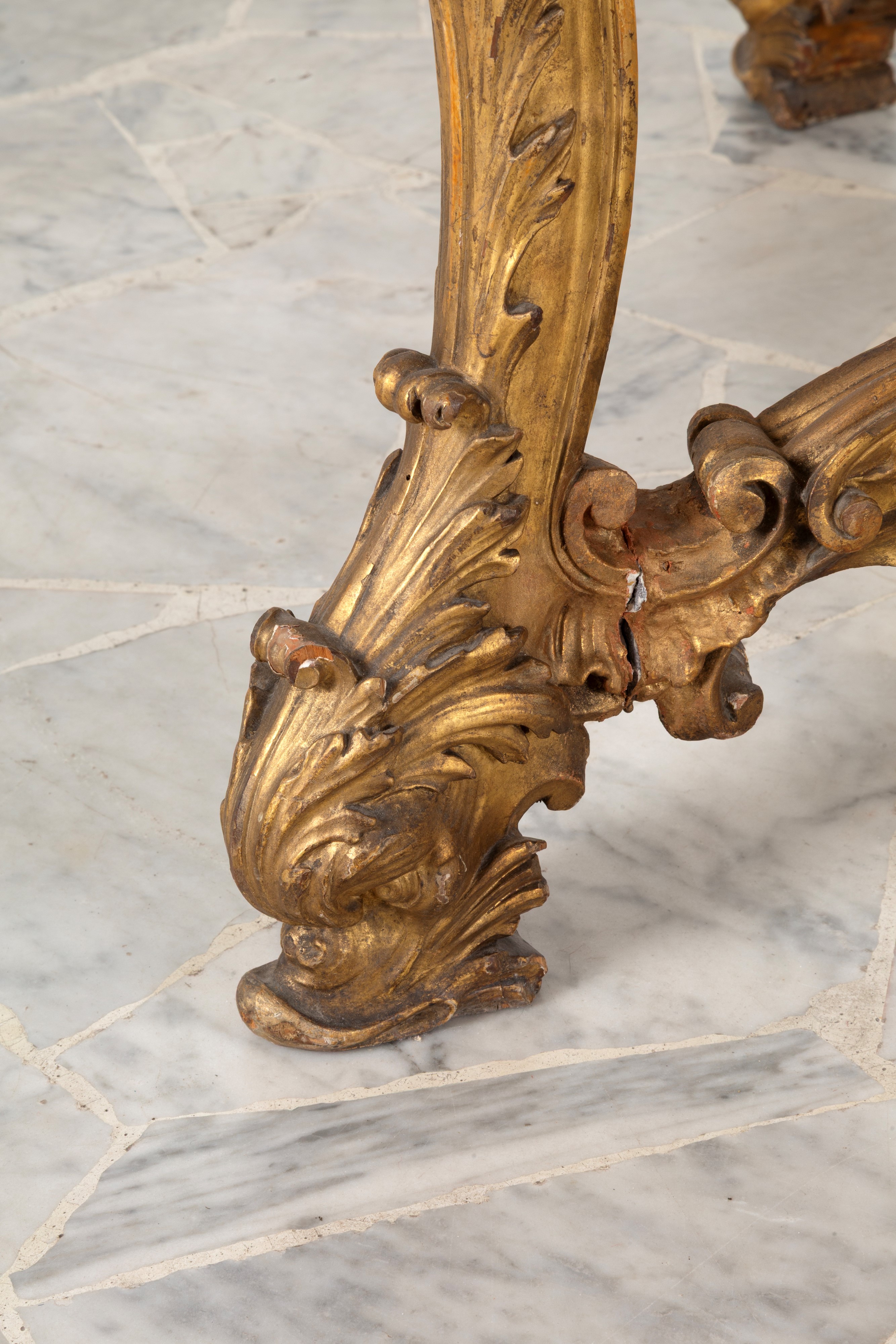 Tavolo in legno dorato