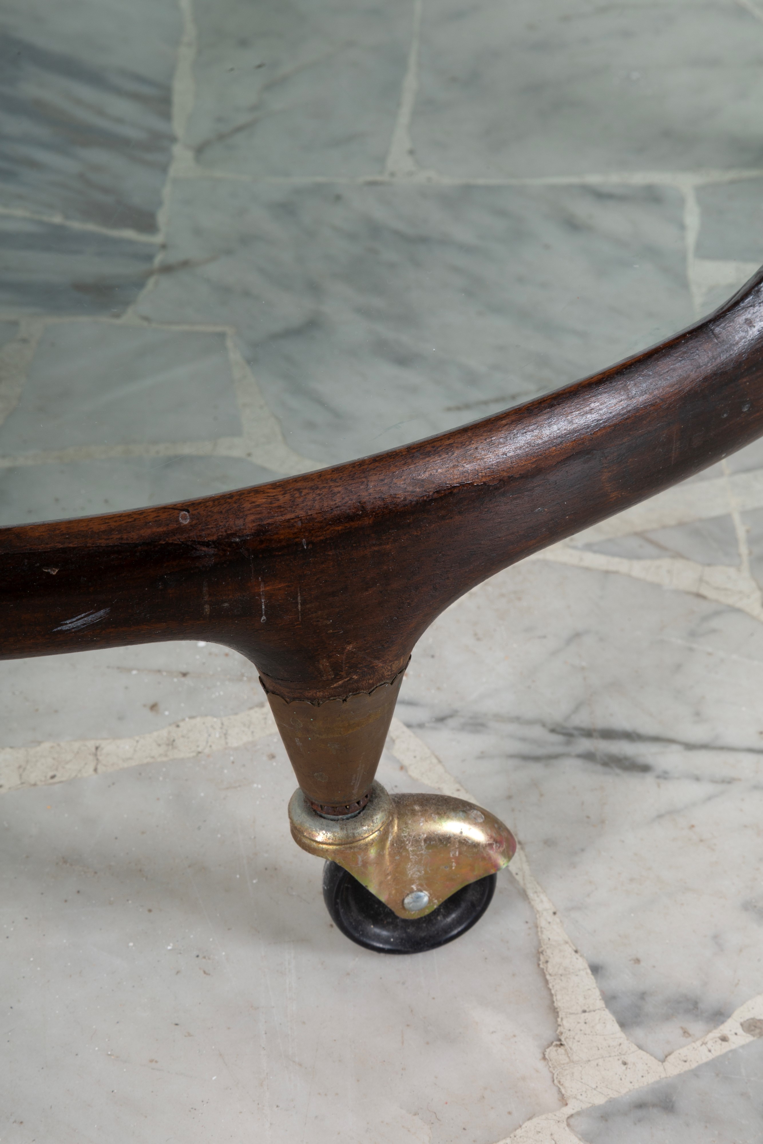 Carrello a vassoio, legno curvato e piani in vetro, Inizi XX secolo