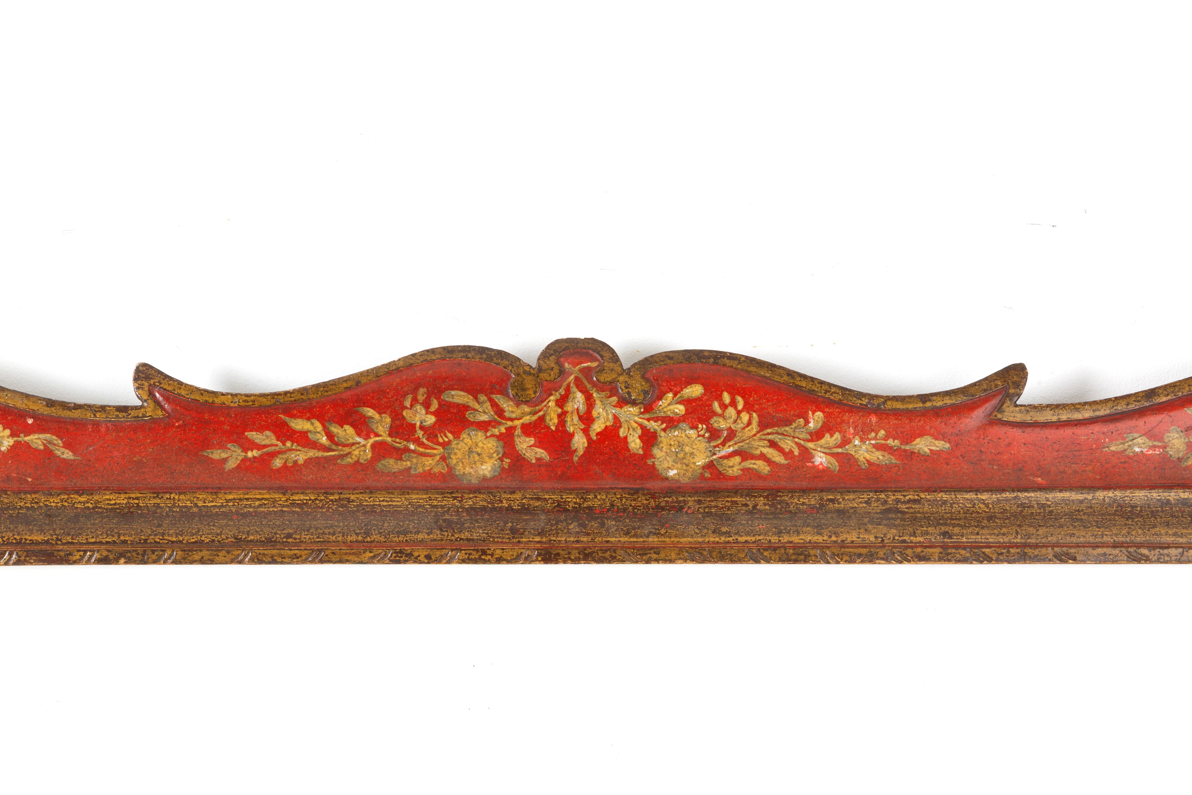 Cornice in legno laccato rosso decorato, XX secolo