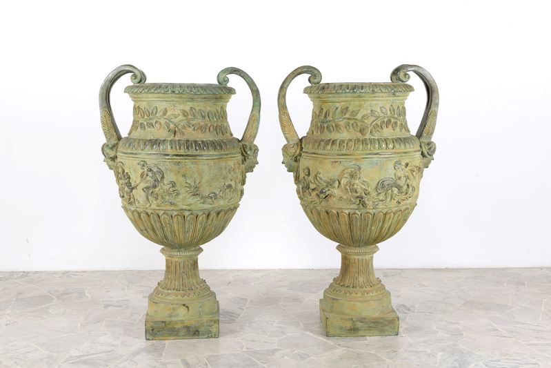 Coppia di vasi in bronzo, 123x73x56 cm ca.