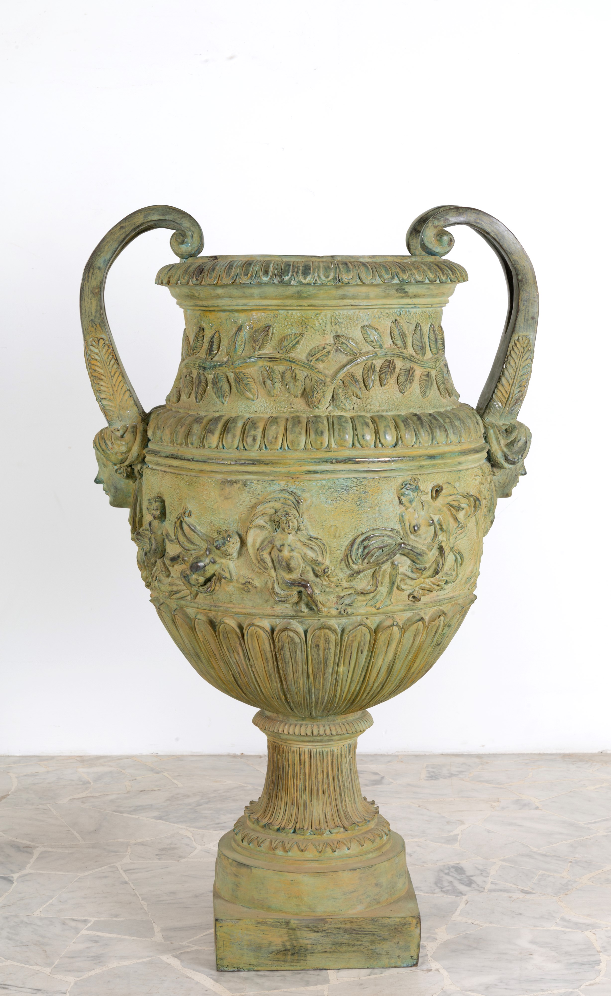 Coppia di vasi in bronzo, 123x73x56 cm ca.