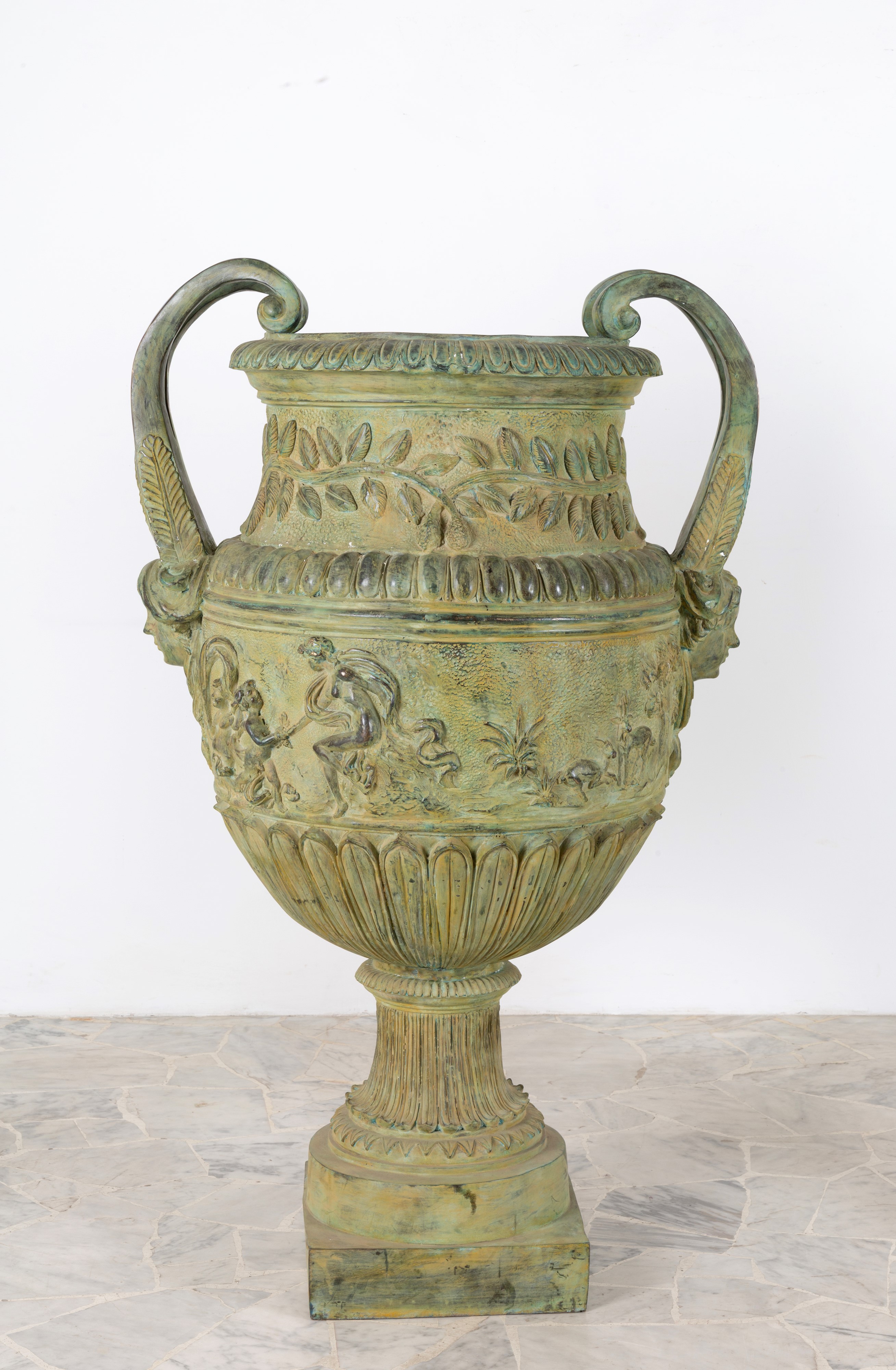 Coppia di vasi in bronzo, 123x73x56 cm ca.