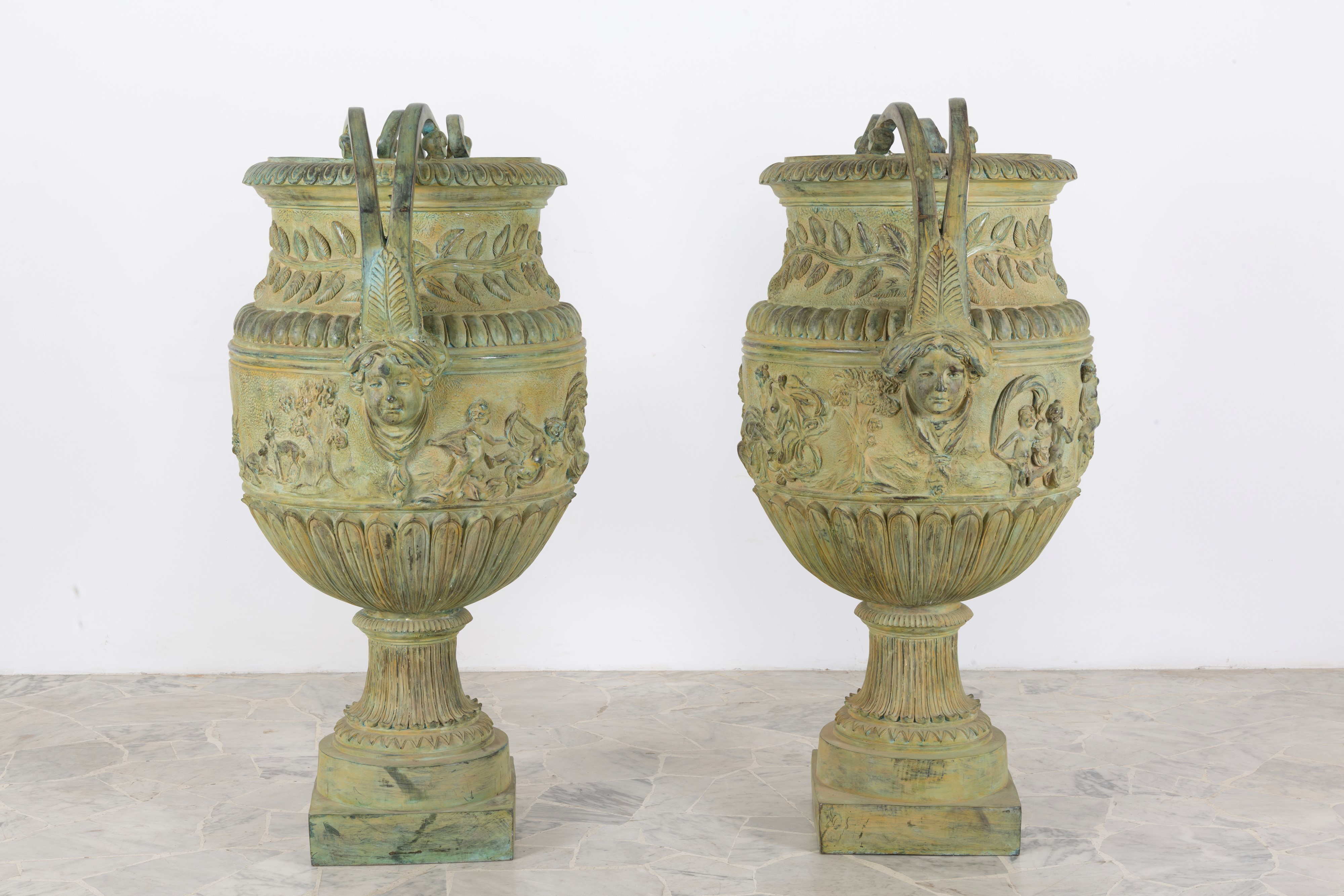 Coppia di vasi in bronzo, 123x73x56 cm ca.