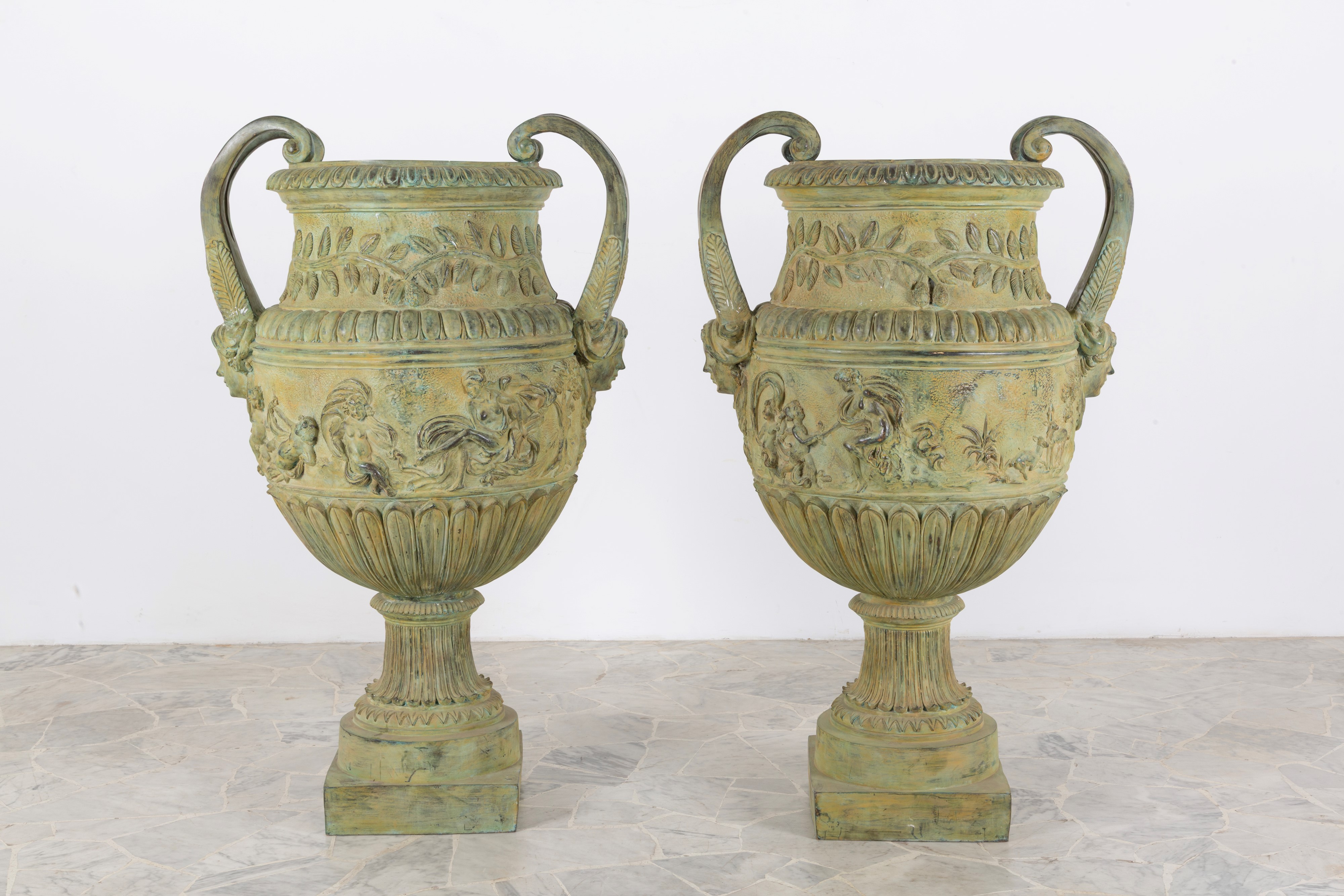 Coppia di vasi in bronzo, 123x73x56 cm ca.