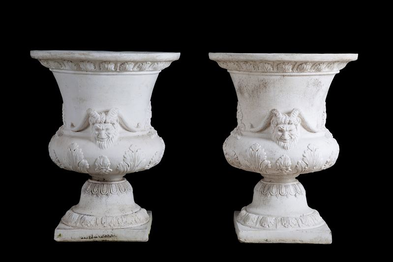 Coppia di vasi in agglomerato di pietra con decorazioni floreali e mascheroni