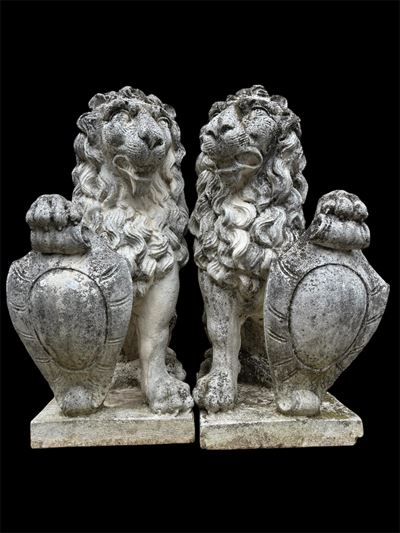 Scultore Ignoto, Coppia di sculture di leoni con stemma in agglomerato di pietra