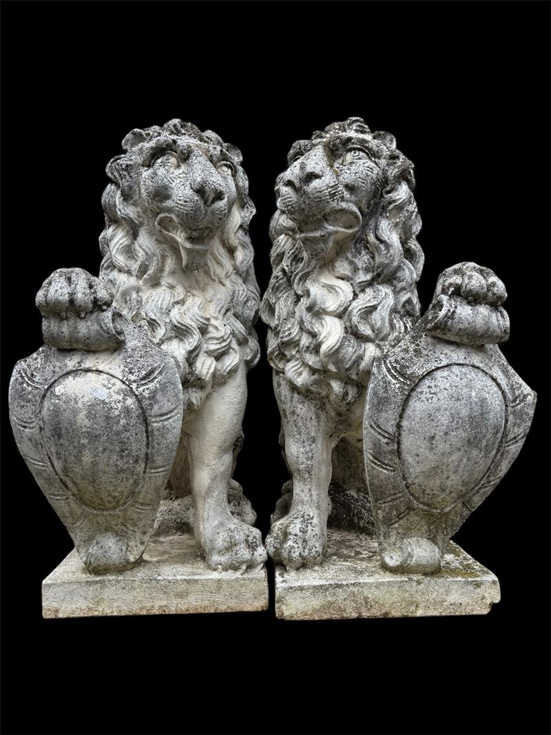 Scultore Ignoto, Coppia di sculture di leoni con stemma in agglomerato di pietra