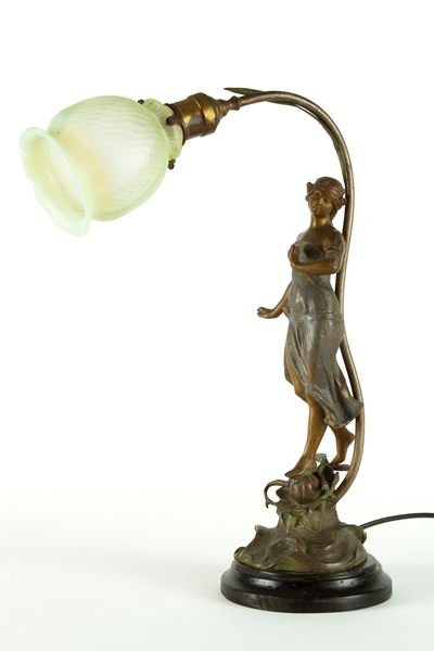 Lampada da tavolo in antimonio con figura femminile e paralume in vetro, XX secolo