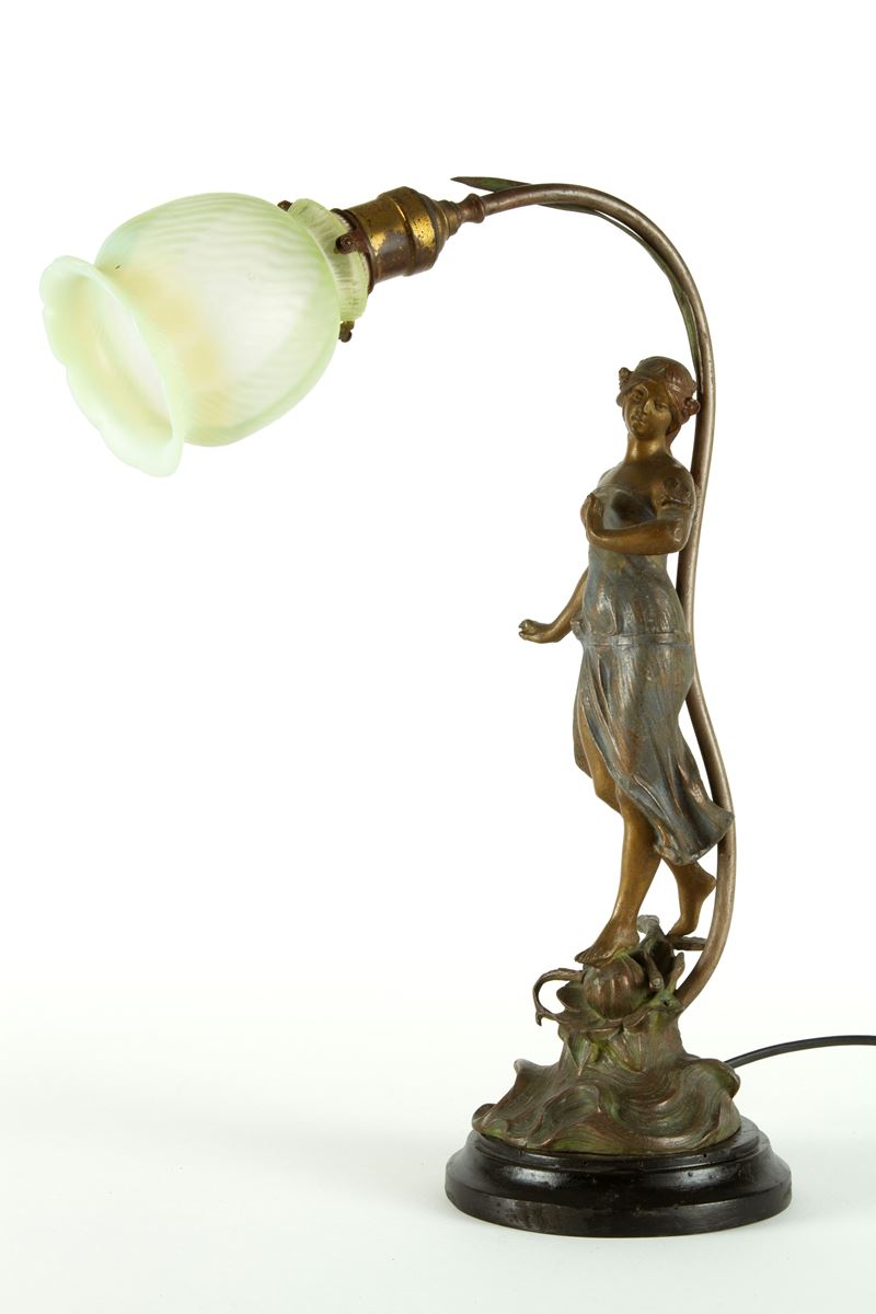 Lampada da tavolo in antimonio con figura femminile e paralume in vetro, XX secolo