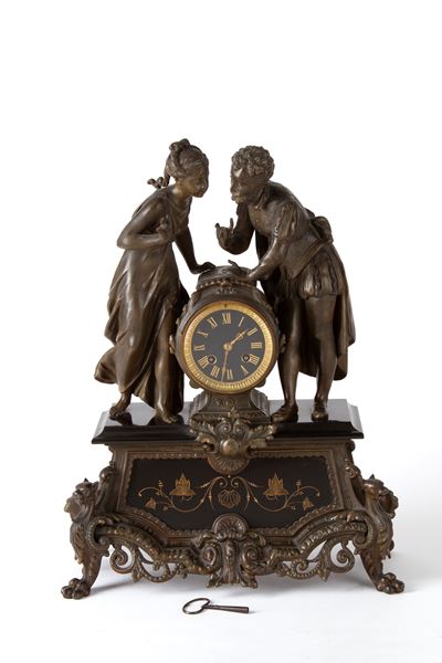 Orologio in marmo nero del Belgio e antimonio con figure, XX secolo