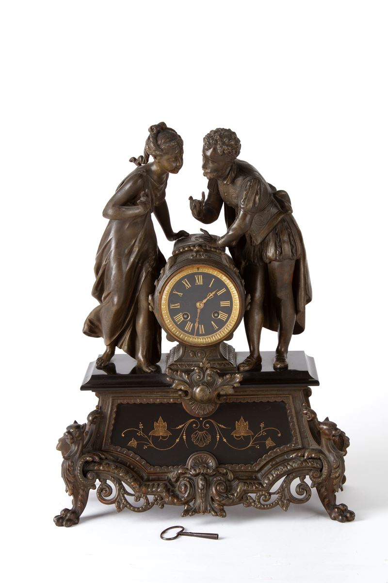 Orologio in marmo nero del Belgio e antimonio con figure, XX secolo