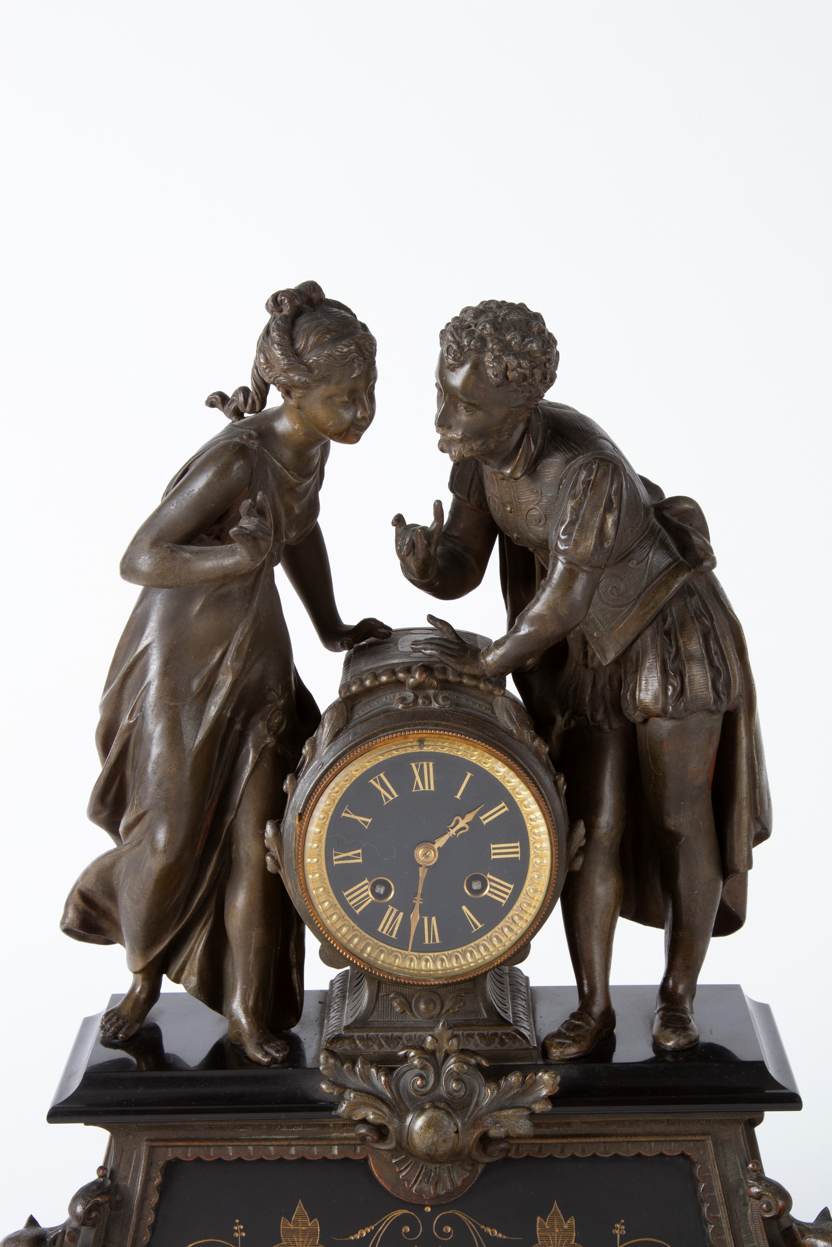 Orologio in marmo nero del Belgio e antimonio con figure, XX secolo