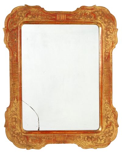 Cornice a vassoio in legno pirografato e dorato con specchio, XIX secolo