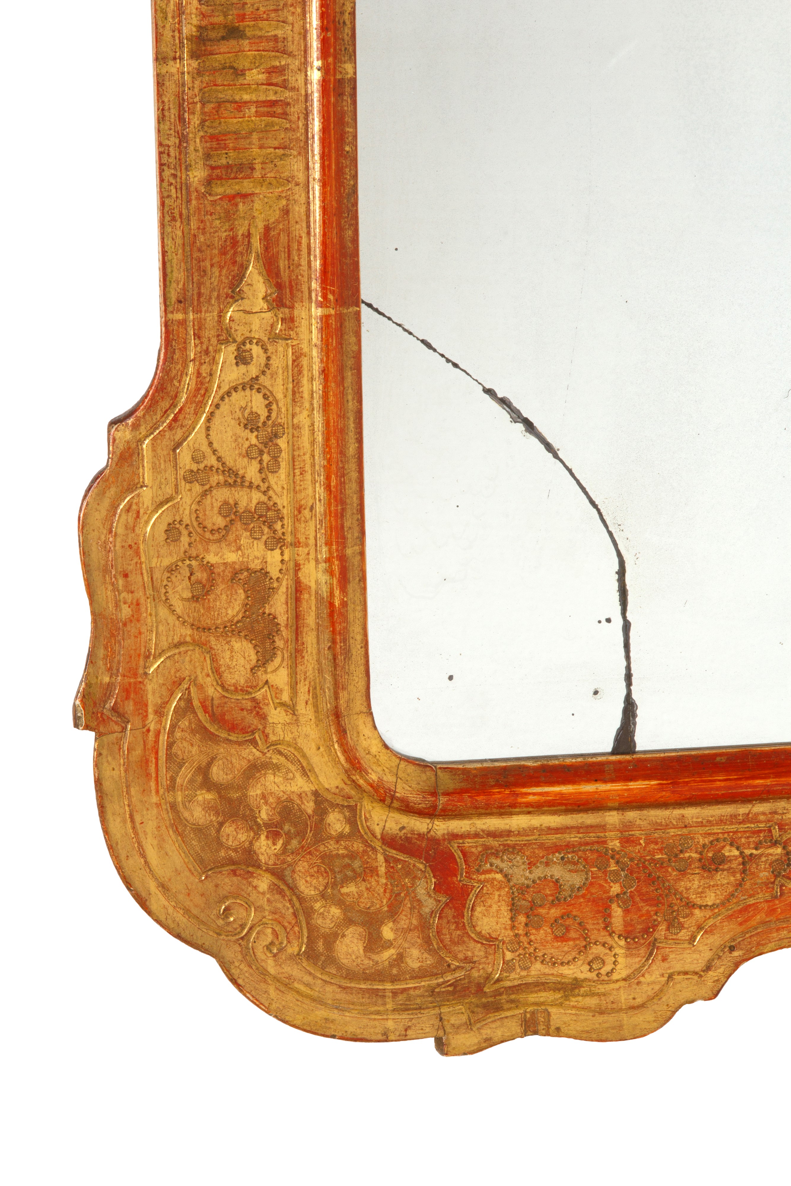 Cornice a vassoio in legno pirografato e dorato con specchio, XIX secolo