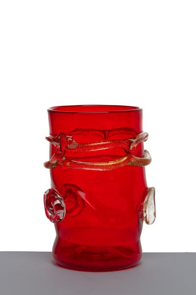 Goto de Fornasa, Vaso in vetro rosso con lumeggiature in oro