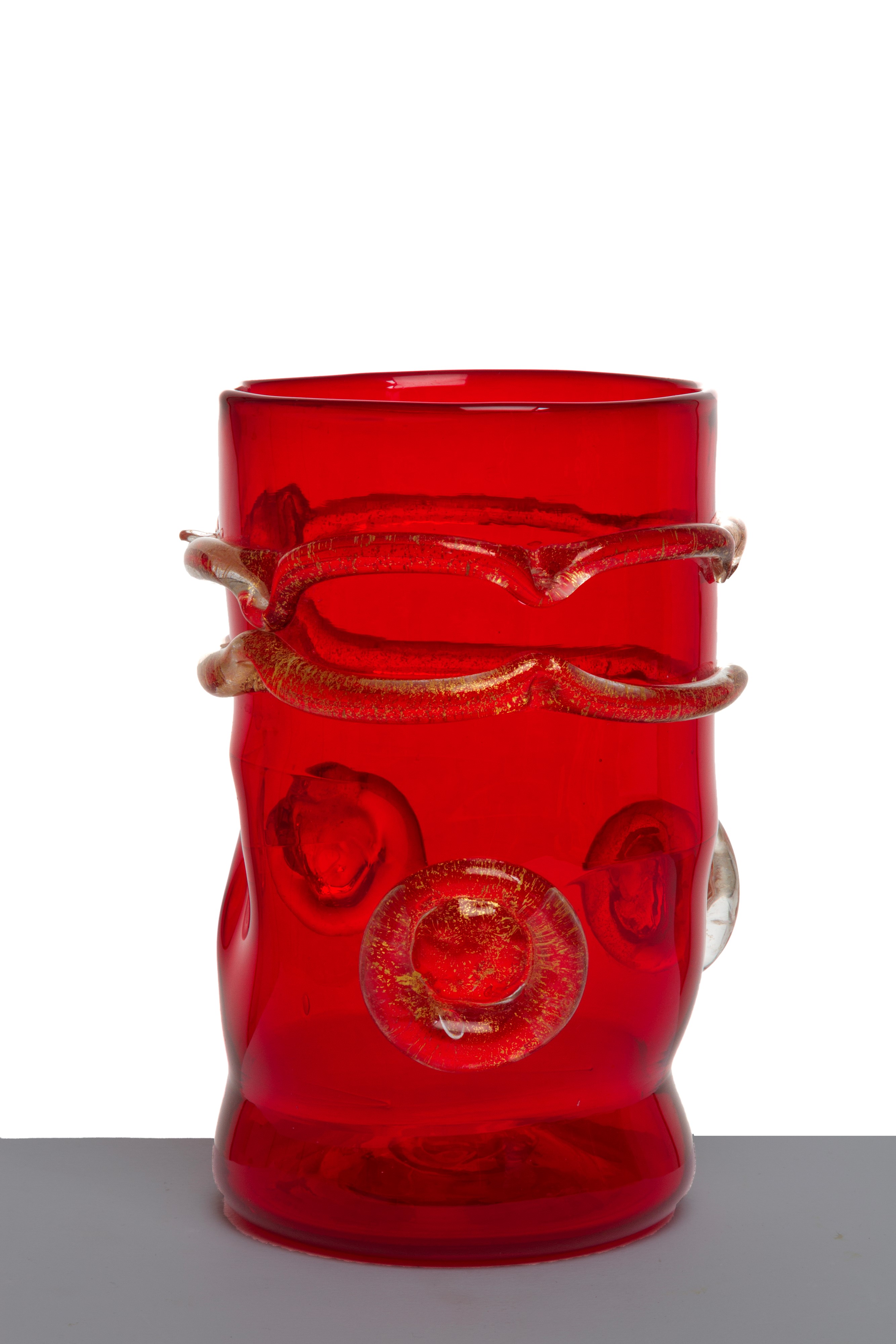 Goto de Fornasa, Vaso in vetro rosso con lumeggiature in oro