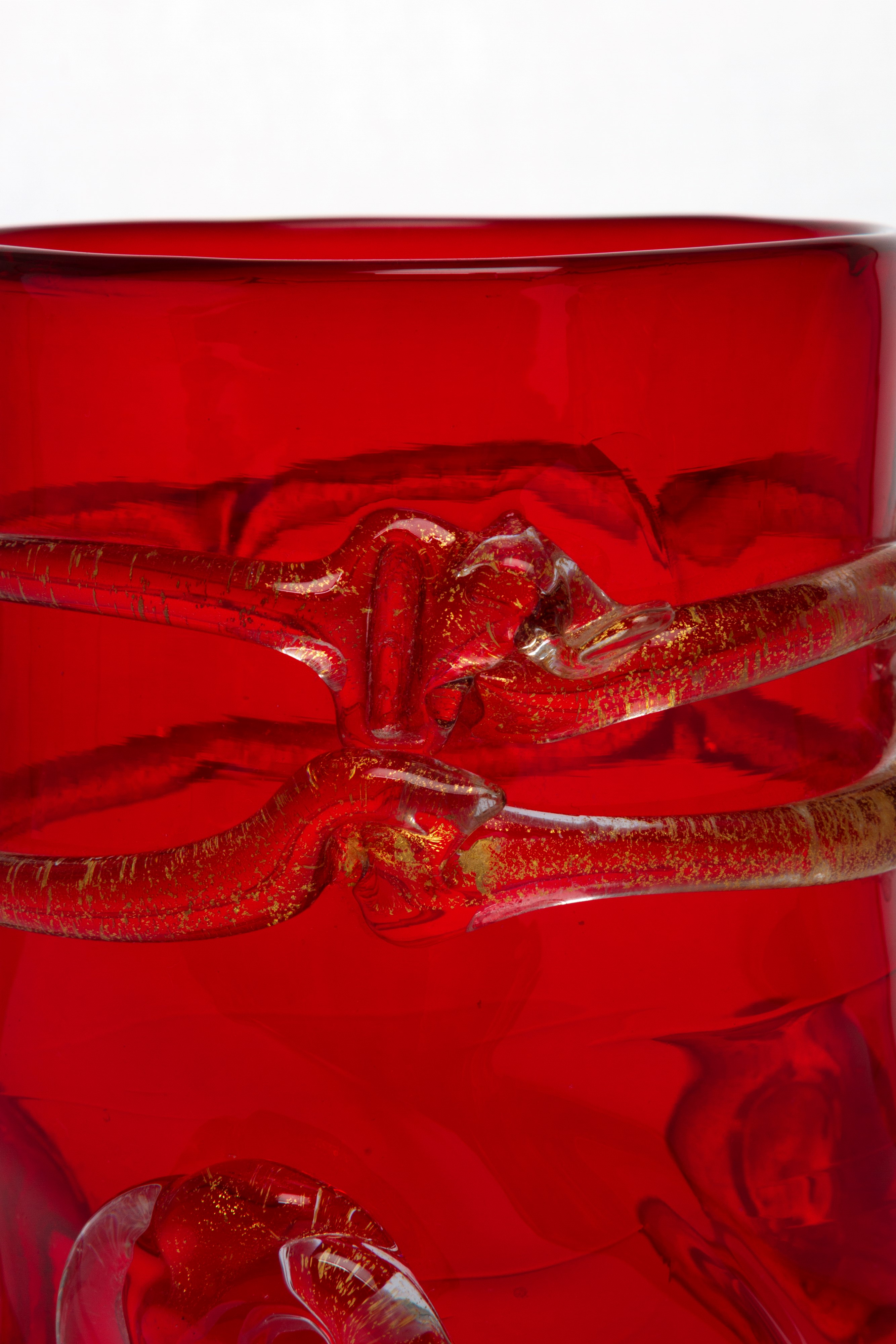 Goto de Fornasa, Vaso in vetro rosso con lumeggiature in oro