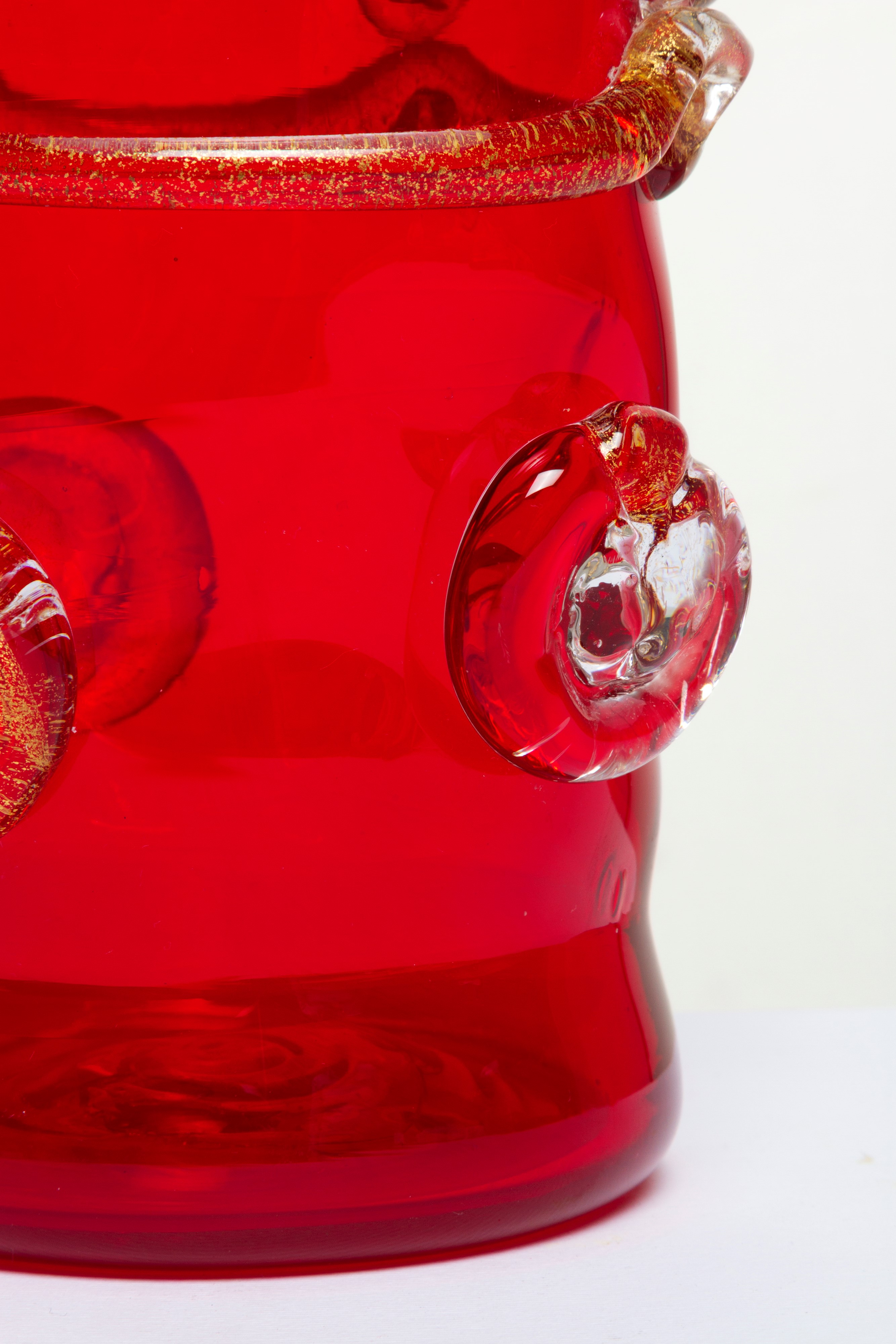 Goto de Fornasa, Vaso in vetro rosso con lumeggiature in oro