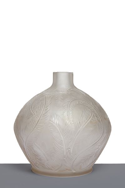 R. LALIQUE, Vaso in vetro con decorazione a piume