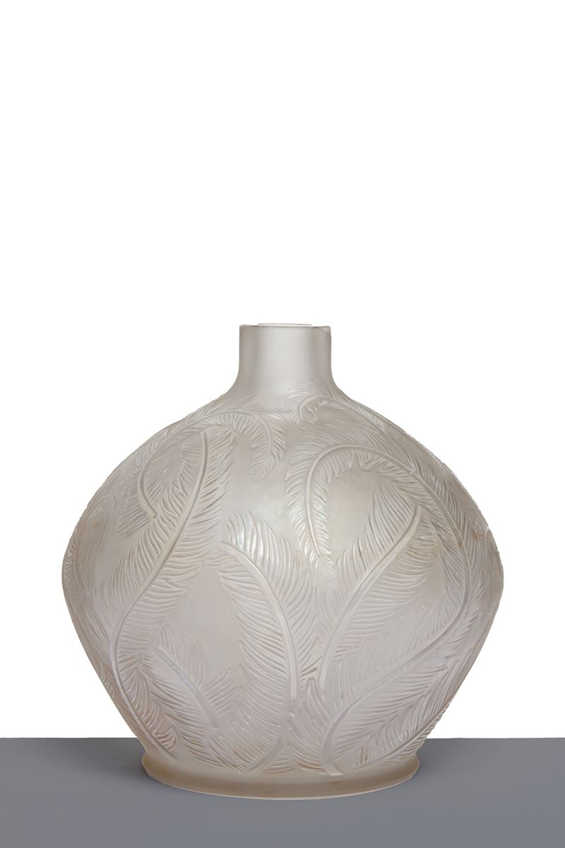 R. LALIQUE, Vaso in vetro con decorazione a piume