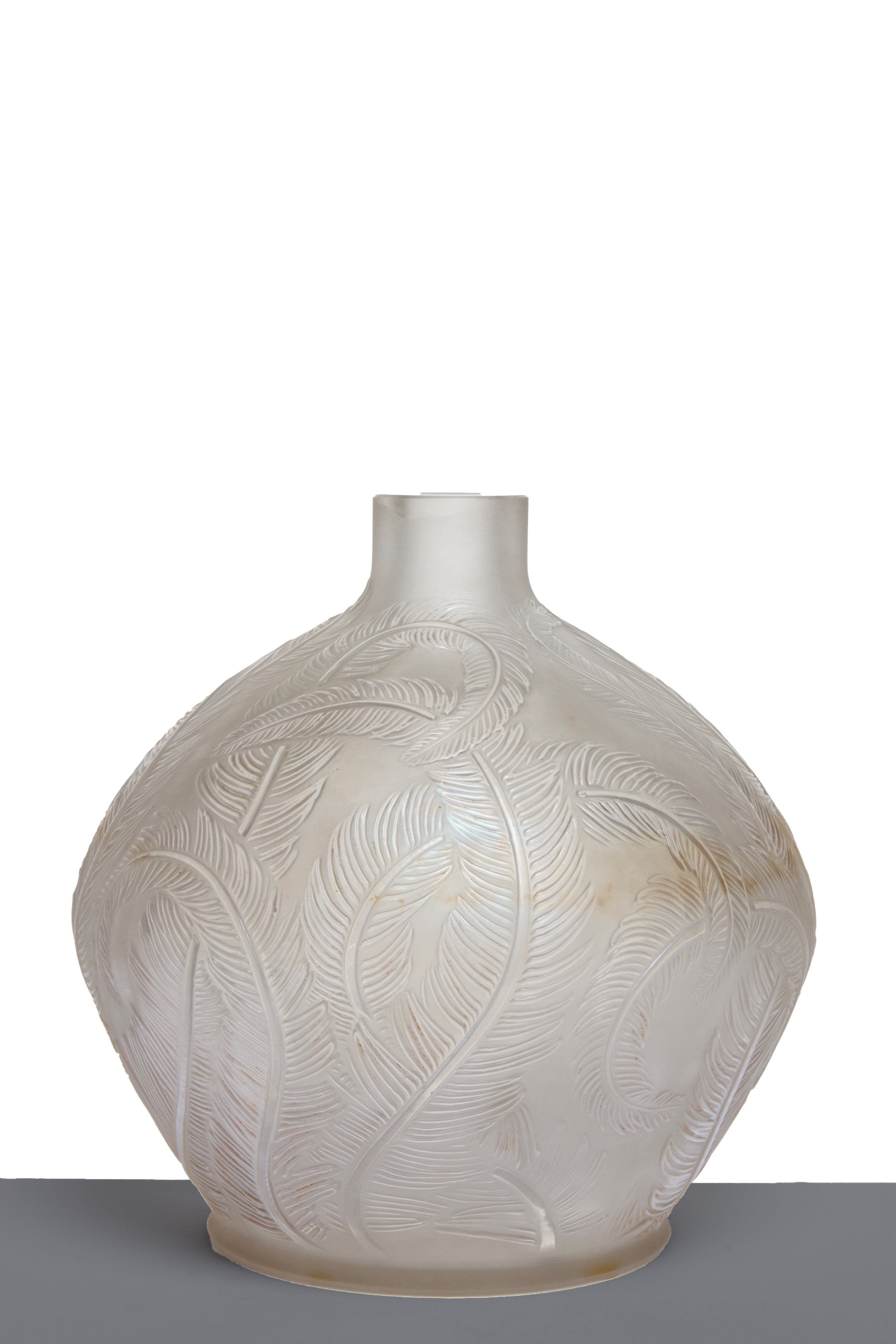 R. LALIQUE, Vaso in vetro con decorazione a piume