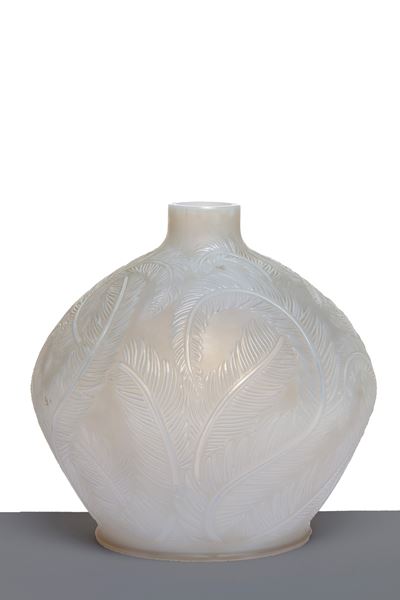 LALIQUE, Vaso in vetro con decorazione a piume