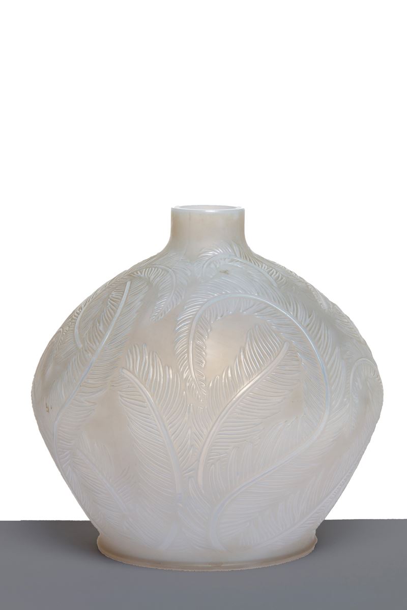 LALIQUE, Vaso in vetro con decorazione a piume