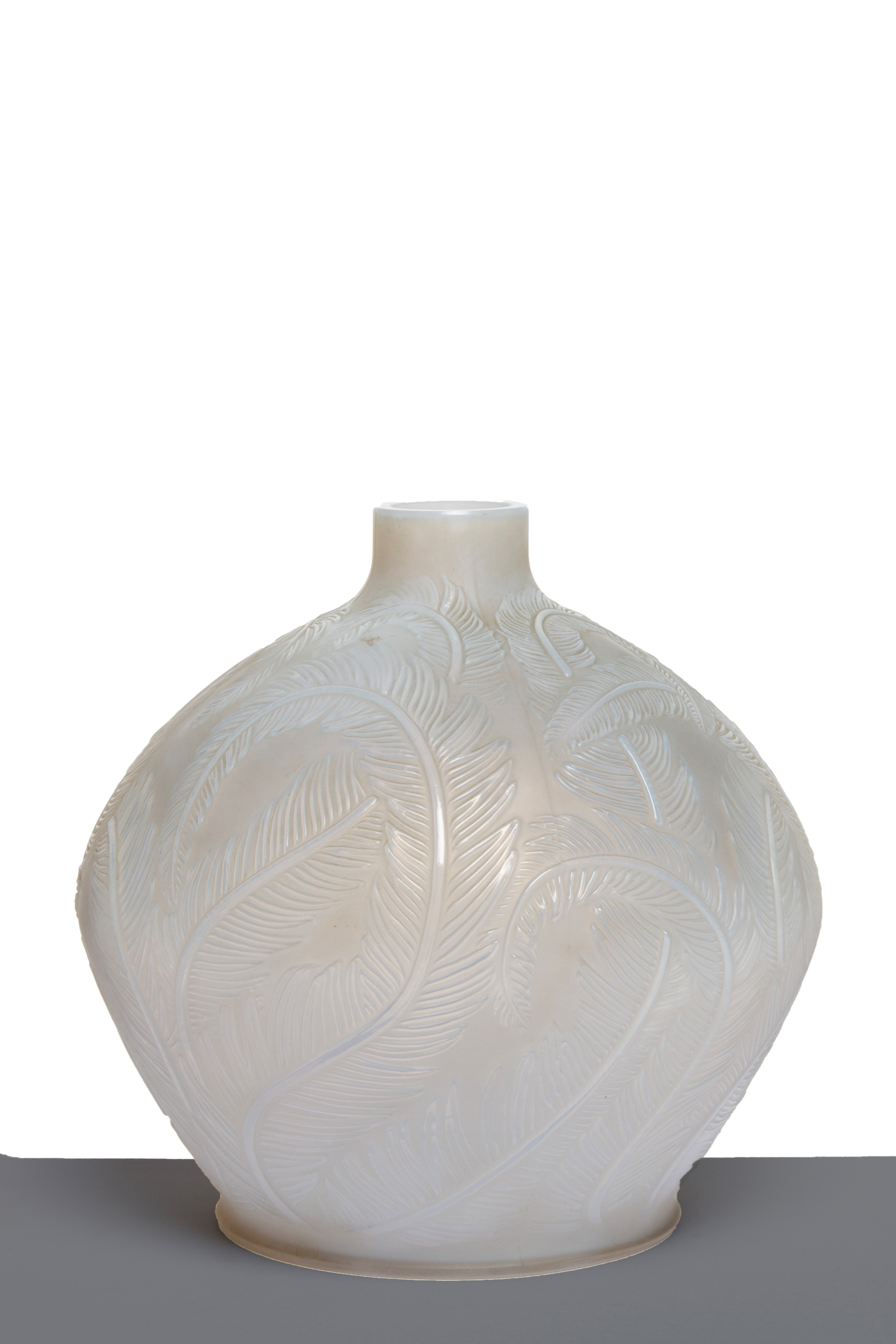 LALIQUE, Vaso in vetro con decorazione a piume