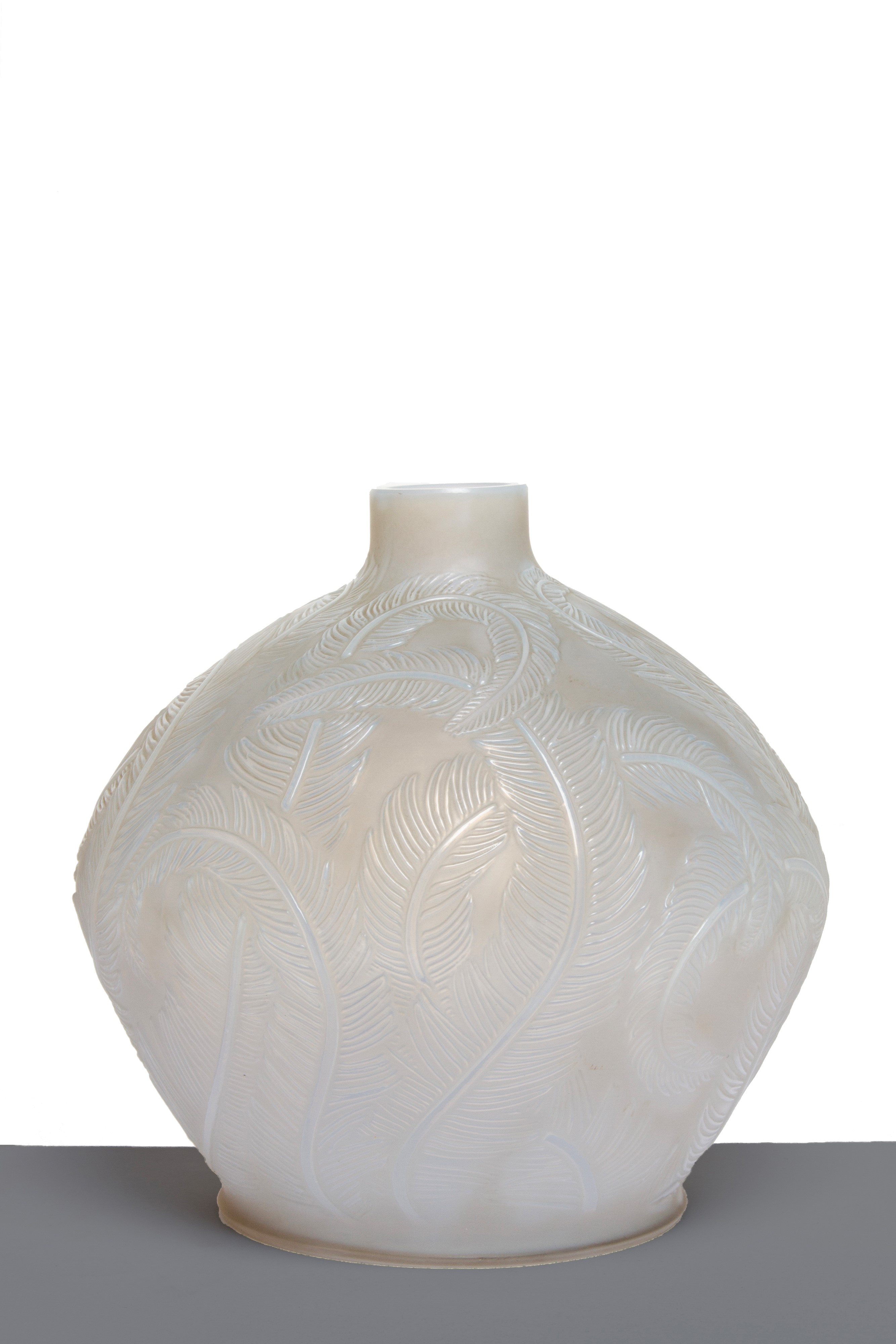 LALIQUE, Vaso in vetro con decorazione a piume