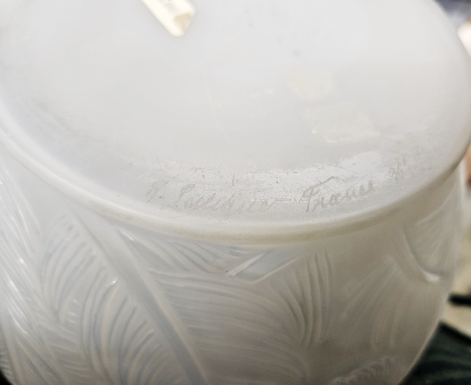 LALIQUE, Vaso in vetro con decorazione a piume