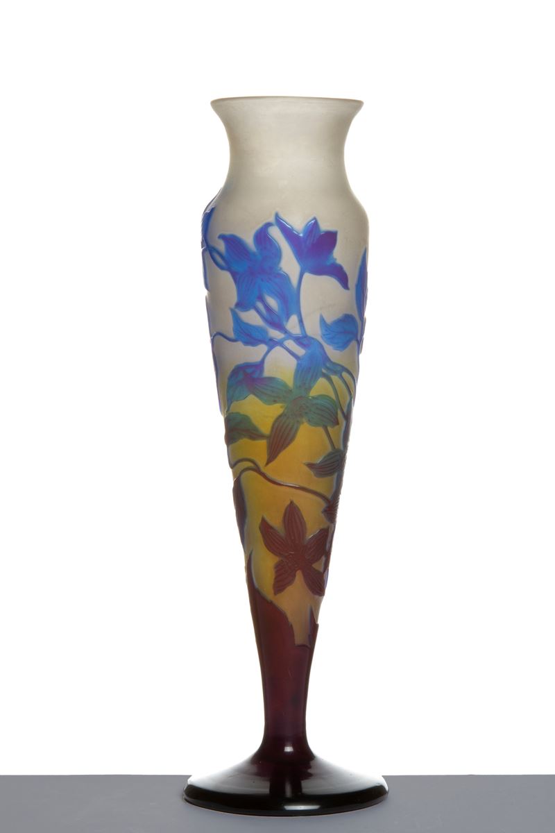 Emile Galle' - Emile Gallé, Vaso a tromba in pasta di vetro decorato con gigli