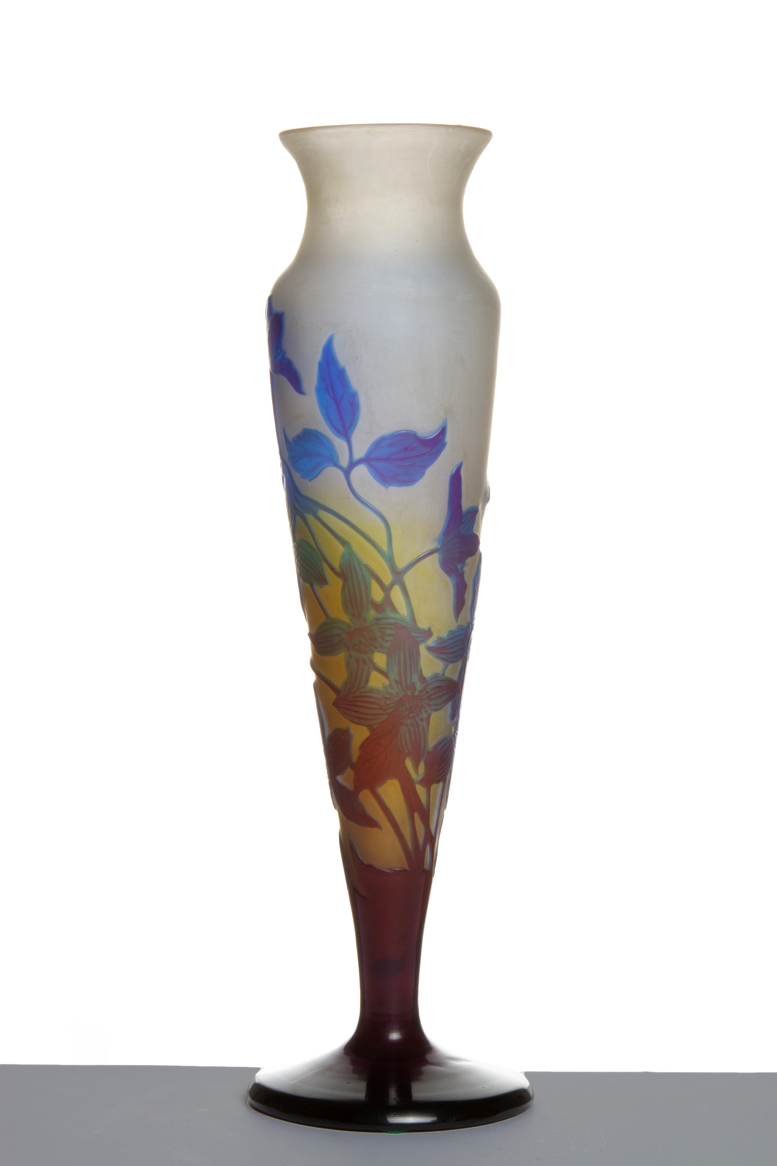 Emile Galle' - Emile Gallé, Vaso a tromba in pasta di vetro decorato con gigli